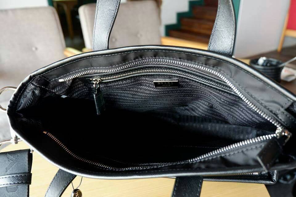 Prada tote bag เอาใจหนุ่มๆ สำหรับ messenger bag เป็นผ้าไนล่อนนาโน ตัวกระเป๋าขนาดกำลังดี สีดำสวยมาก สะพายไปทำงาน หรือเรียน เท่ห์ และคลาสสิคสุดๆ ค่ะ ✔น้ำหนักเบา จุของคุ้ม สายยาว ปรับได้ free size ✔สามารถสะพาย crossbody ได้ ใบนี้ห้ามพลาดเลย