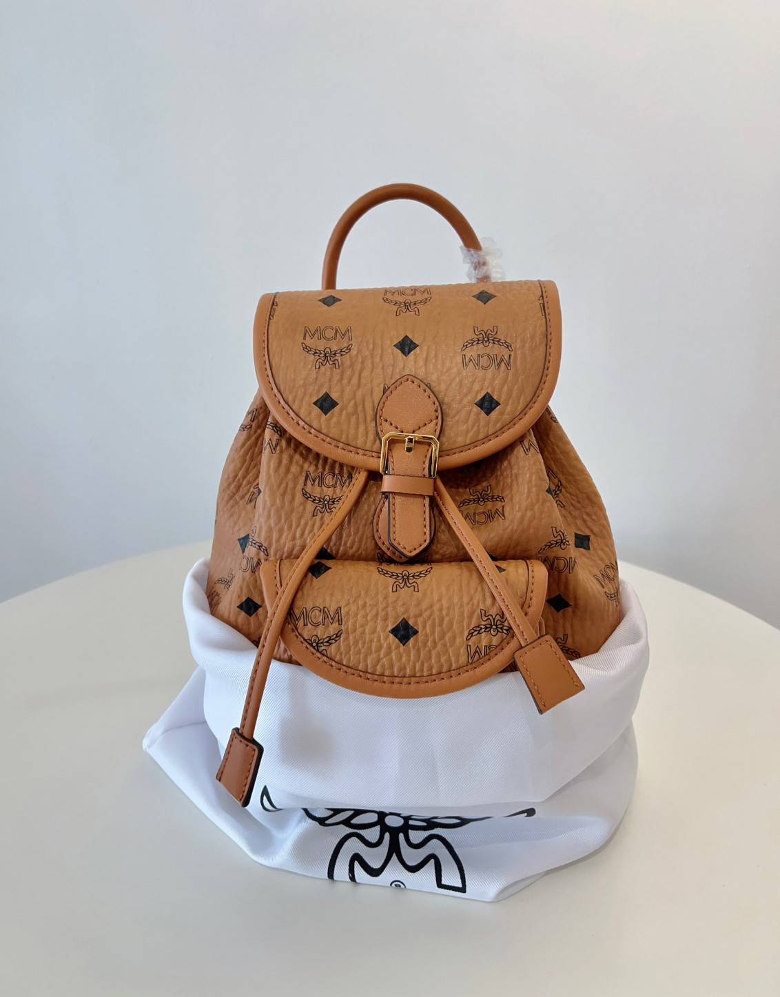 M.C.M AREN VISETOS BACKPACK / M.C.M Aren Drawstring Backpack in Visetos กระเป๋าเป้ทรงบัคเกตที่ทันสมัยคลาสสิคสวยมากๆ หนังแคนวาสอย่างดี ลายหนังสวยอีกหนึ่งรุ่นที่สาวๆควรมีติดตัว 🧡เกรดท็อปออริ เทียบแท้ 1:1 เกรดดีสุด ใช้งานต่างประเทศได้