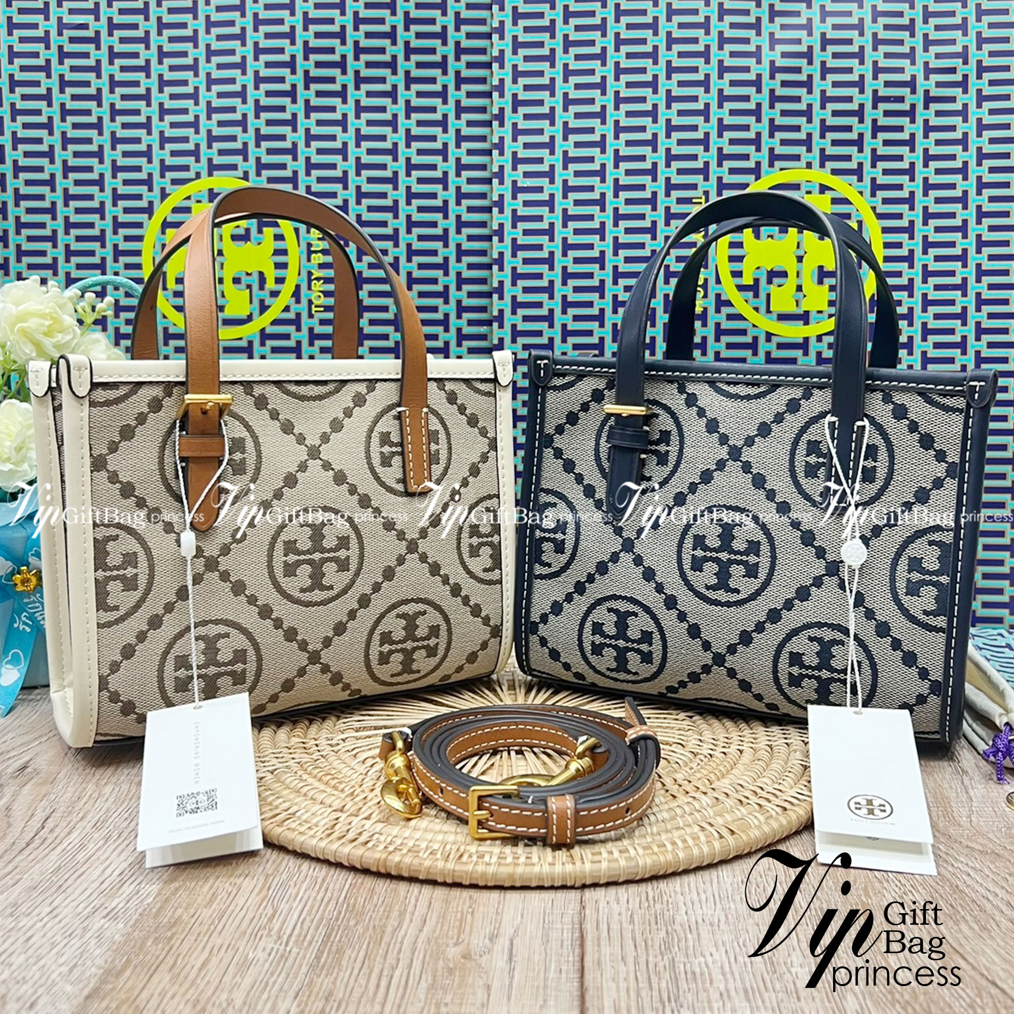 Tory Burch Mini T Monogram Square Tote / TORY BURCH Shopper Tote Bag 19cm ใบเล็ก กระเป๋าทรงโท้ท รุ่นใหม่ Square Tote ตกแต่งขอบด้วยหนังหรู มาพร้อมช่องเก็บของที่จุของได้มากมาย และสายจับกระเป๋าที่สามารถสะพายขึ้นไหล่ เหมาะสำหรับการใช้งานหลากหลายรูปแบบ รังสรรค