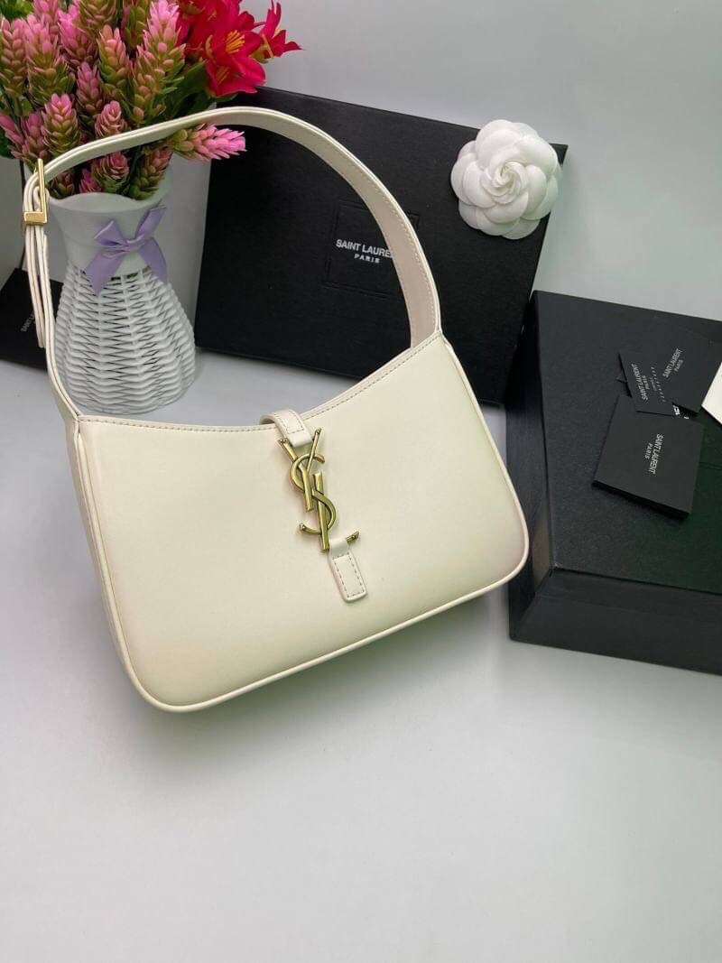 3สี VIP GIFT 】หนังแท้ Saint Laurent Le 5 à 7 Leather Hobo Bag รุ่นยอดนิยม รุ่นหายาก รุ่นที่สาวๆตามหา ใบนี้เลย!! สวยหรู กระเป๋าสะพายไหล่ ดีไซน์อยู่ทรง คลาสสิคแฝงความหรูด้วยโลโก้สีทองอร่ามโดดเด่น วัสดุหนังเรียบ สาวๆที่รออยู่ต้องรีบจัด รีบมีเป็นของตัวเองกันน