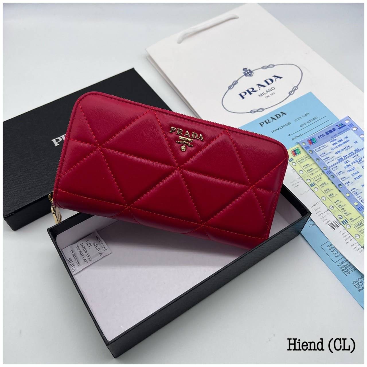 Prada Long Zip Around Wallet กระเป๋าสตางค์ใบยาวซิปรอบ ใช้งานง่าย สวยหรู งานหนังนิ่มฟู ไหล่ทองหรูหรา ด้านในมี 3 ช่องใช้งาน งานจริงคือสวยมาก มาให้สาวๆเลือกใช้กัน 3 โทนสี ราคาดีย์มากกน้าาา สำหรับสาวๆ ที่ต้องการกระเป๋าสวยในราคาสุดคุ้ม!!