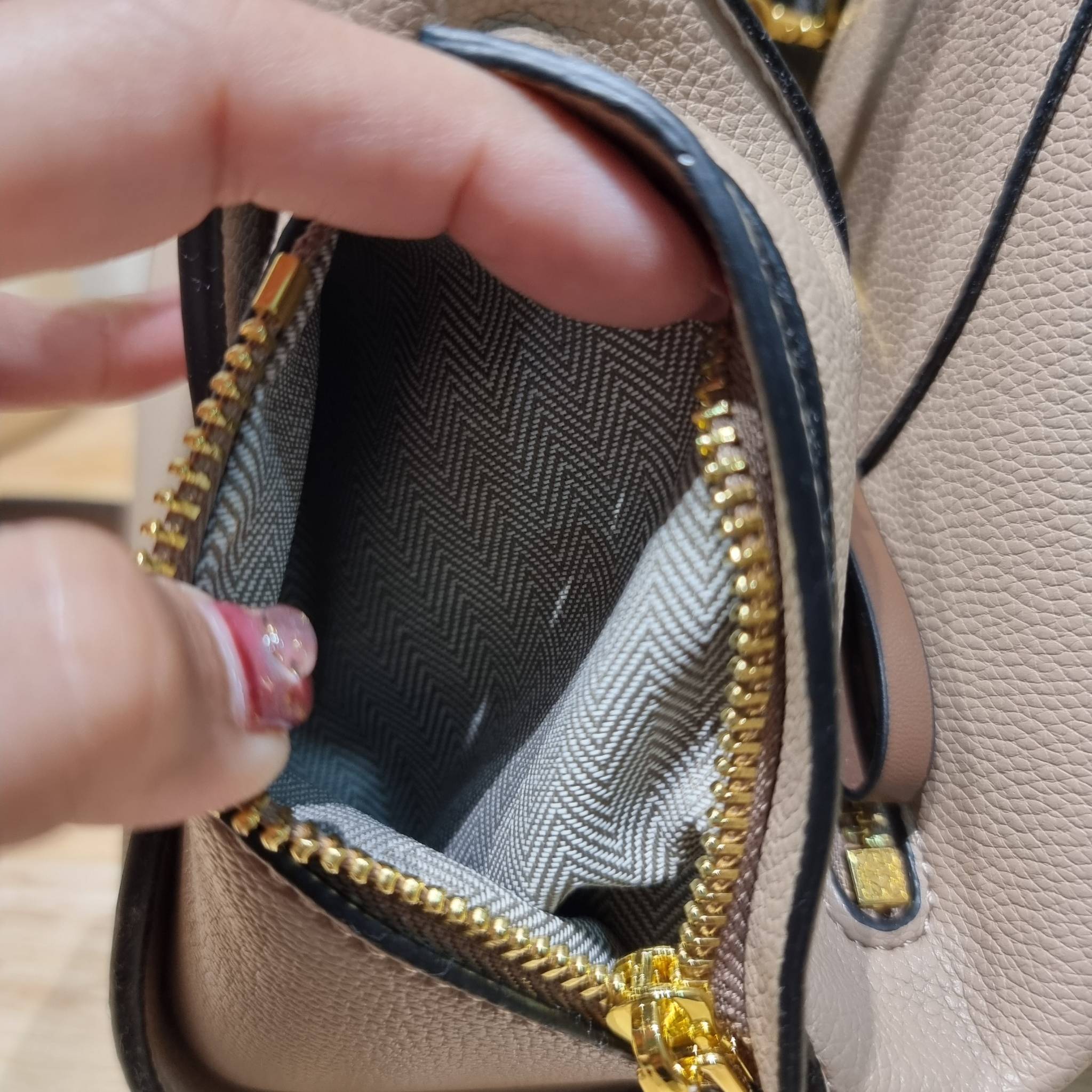 LOEWE SMALL HAMMOCK IN SAND GRAINED LEATHER คอลสุดฮิต ไอเท็มยอดนิยม ที่ใครๆก็ใช้กัน!! กระเป๋าสะพายดีไซน์สุดแซ่บ ที่สามารถปรับเปลี่ยนรูปทรงได้หลากหลาย