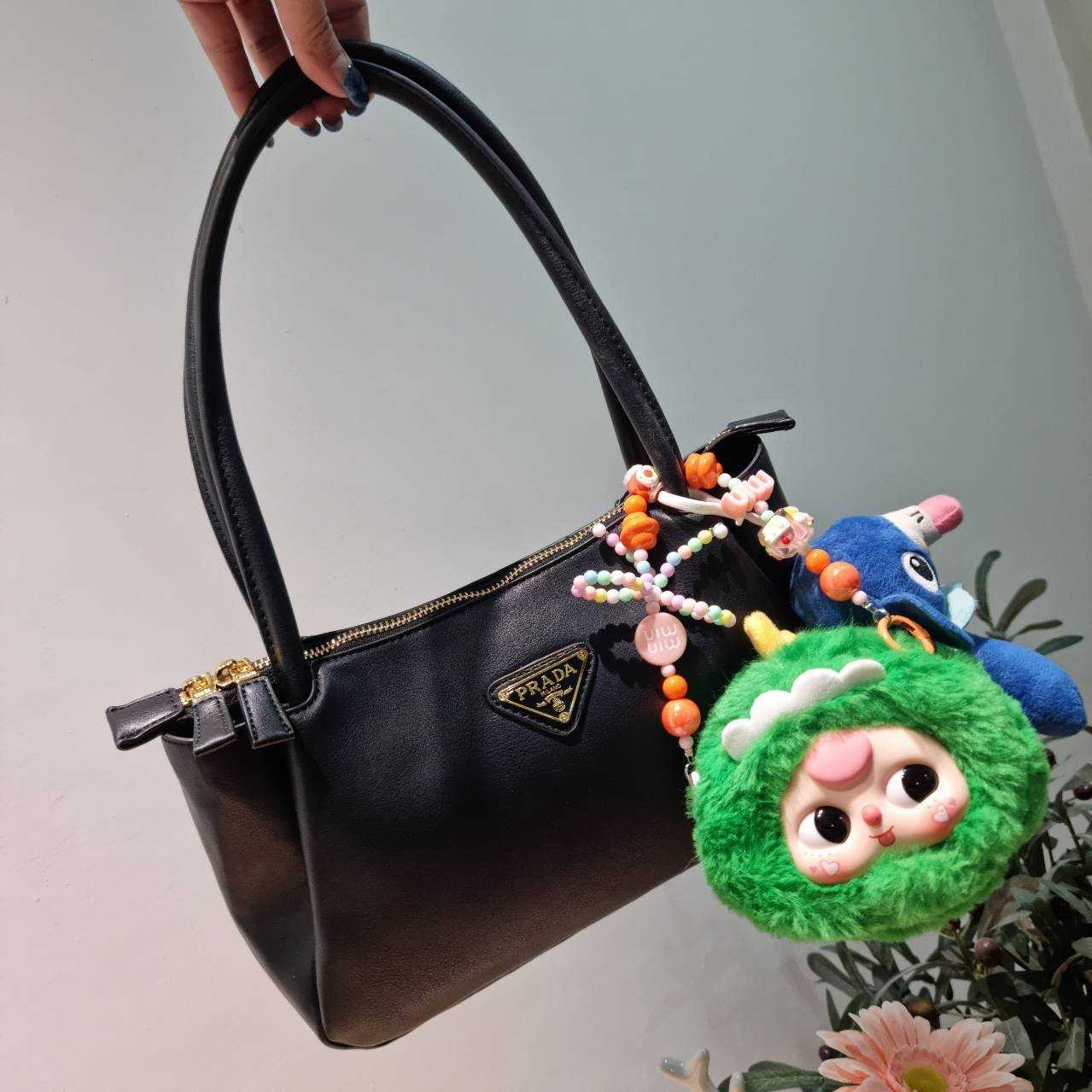 พร้อมส่ง 2 สี PRADA MEDIUM LEATHER HANDBAG กระเป๋าสะพายไหล่ดีไซน์เก๋และมาแรงมาก สาวๆหนุ่มๆติดแกลมต้องไม่พลาด สวยดูแพง