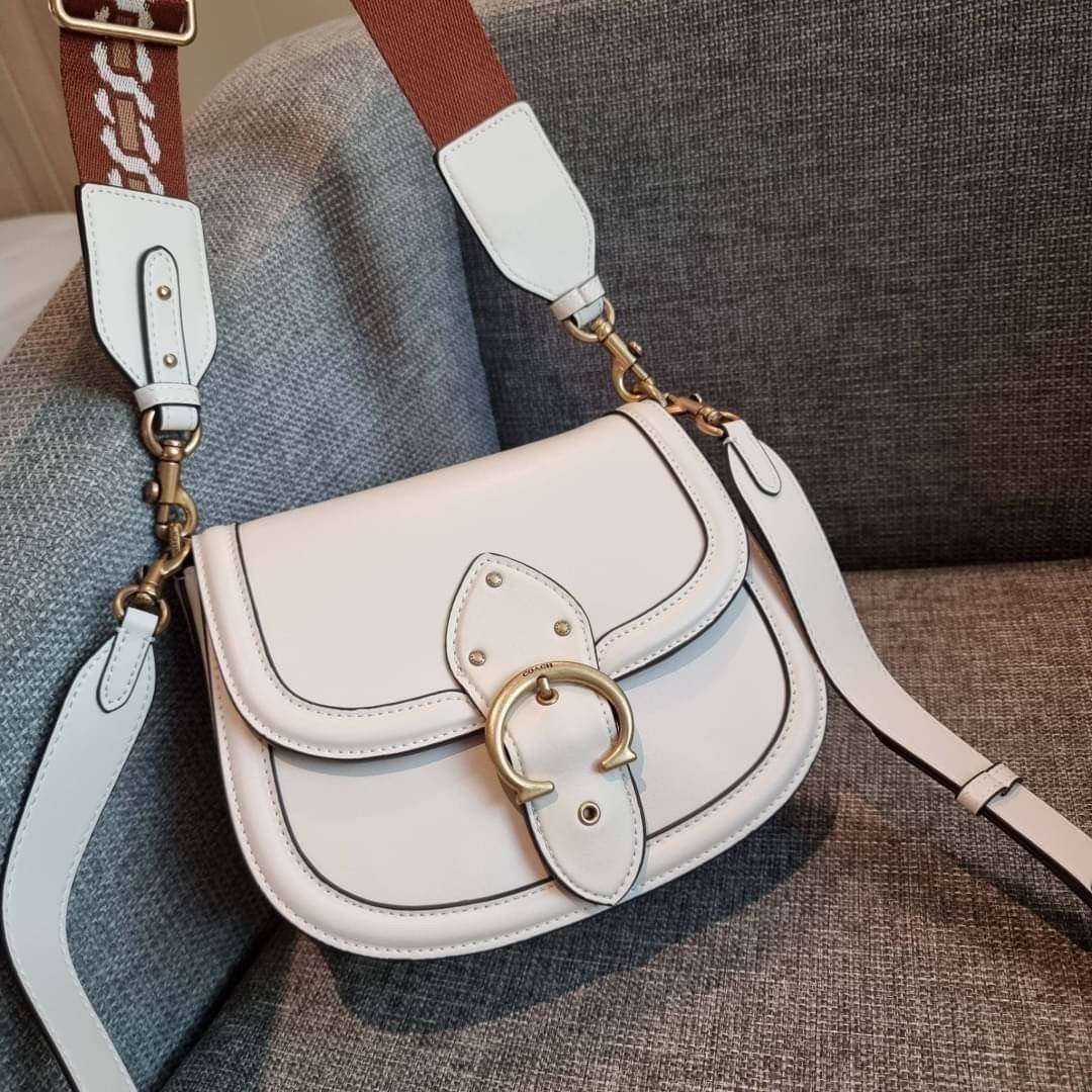 COACH C0749 BEAT SADDLE BAG The best item! ที่สาวๆรอคอย! ฮอตไฟลุก! สีหายาก ละมุนคุณหนู คอลเลคชั่นใหม่ ดีไซน์หรูหรา พิเศษมากๆมาพร้อมสายสะพาย 2 เส้น ใช้คู่กันหรือแยกสะพายก็สวยครบสูตร กระเป๋าสะพายทรง saddle คลาสสิค วัสดุหนัง glove-tanned ทนทาน เปิด-ปิดด้วยกร