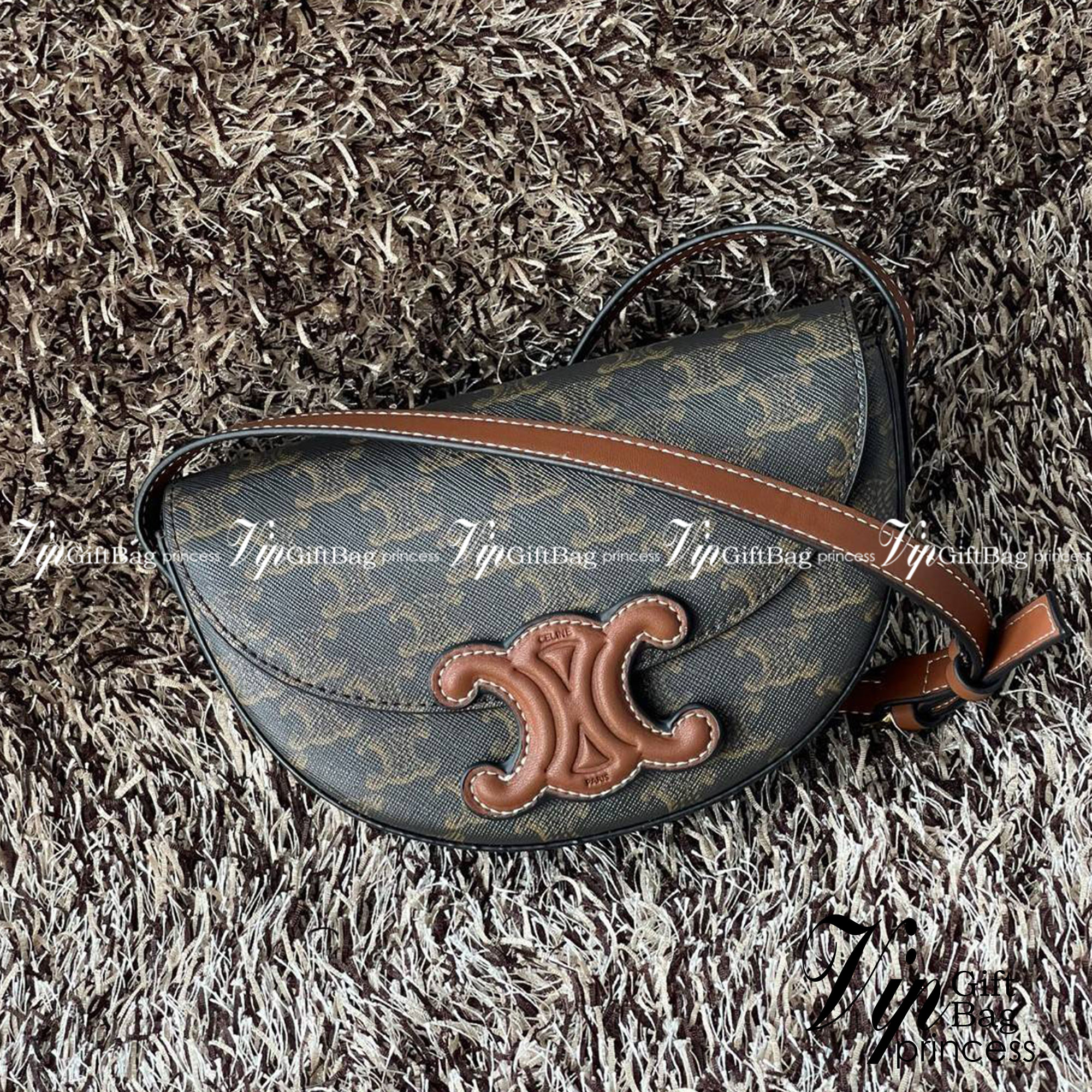 CELINE BESACE CUIR TRIOMPHE IN SMOOTH กระเป๋ารุ่นนี้นำเสนอในรูปทรงฮาล์ฟมูนที่ตอนนี้กำลังงมาแรง เปิดด้วยกระดุมแป๊กเพื่อเผยให้เห็นช่องภายในที่กว้างขวางและกระเป๋าด้านในแบบแบน คุณสมบัติที่โดดเด่นอีกอย่างของกระเป๋าอยู่ที่โลโก้ขนาดใหญ่ รูปทรงสะดุดตา สามารถสะพาย