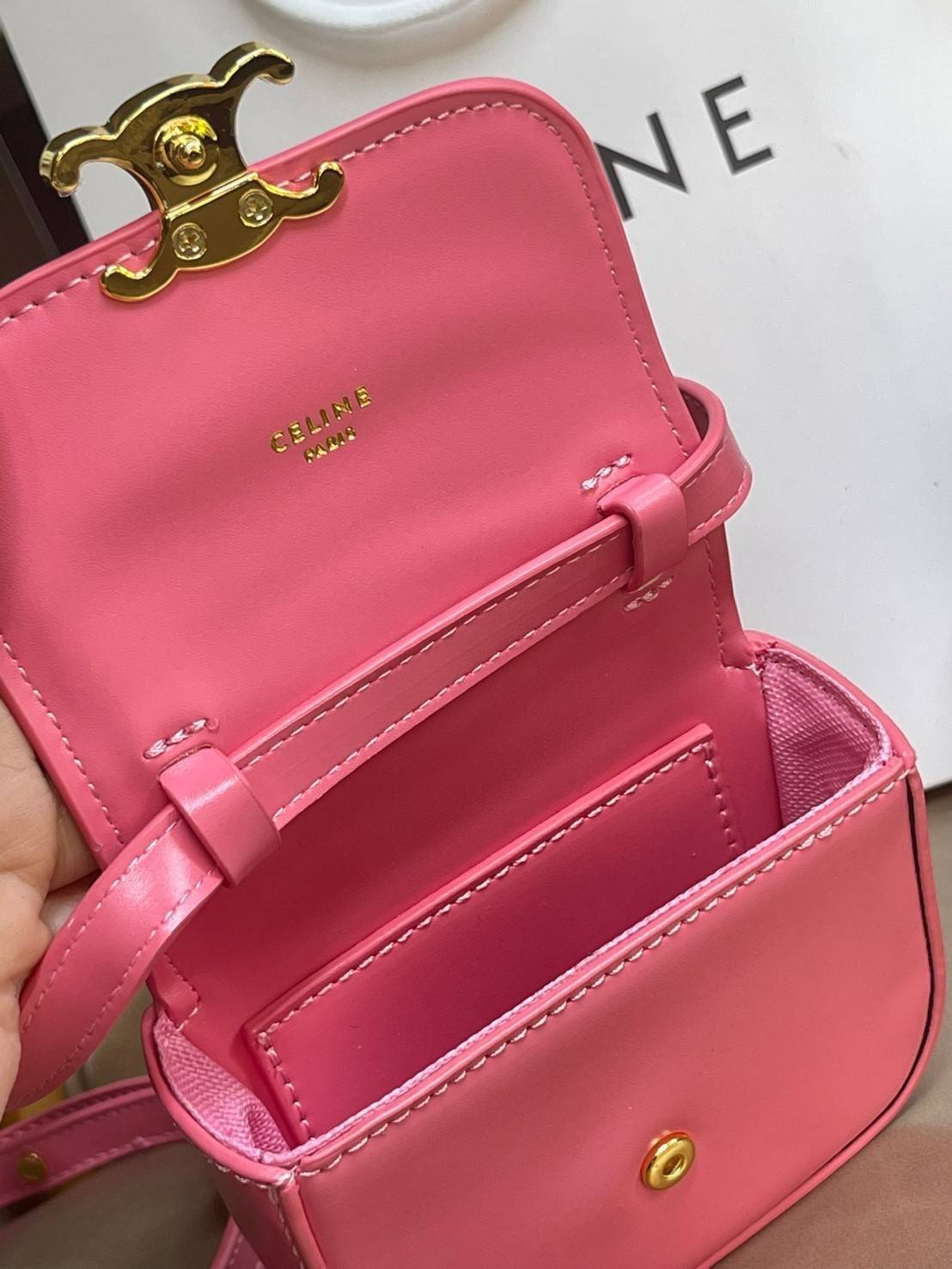CELINE MINI TRIOMPHE IN TRIOMPHE CANVAS กระเป๋ามินิทรงชิค ดีไซน์รูปกล่องสุดแสนมินิมอล สามารถสะพายแบบ Crossbody และยังเป็น Belt Bagได้อีกด้วย วัสดุแคนวาสลาย Triomphe แบบไม่มีตกยุค ด้านหน้าโดดเด่นด้วยโลโก้สีทอง เป็นอีกหนึ่งตัวเลือกให้คุณเลือกสะพายในชีวิตประ
