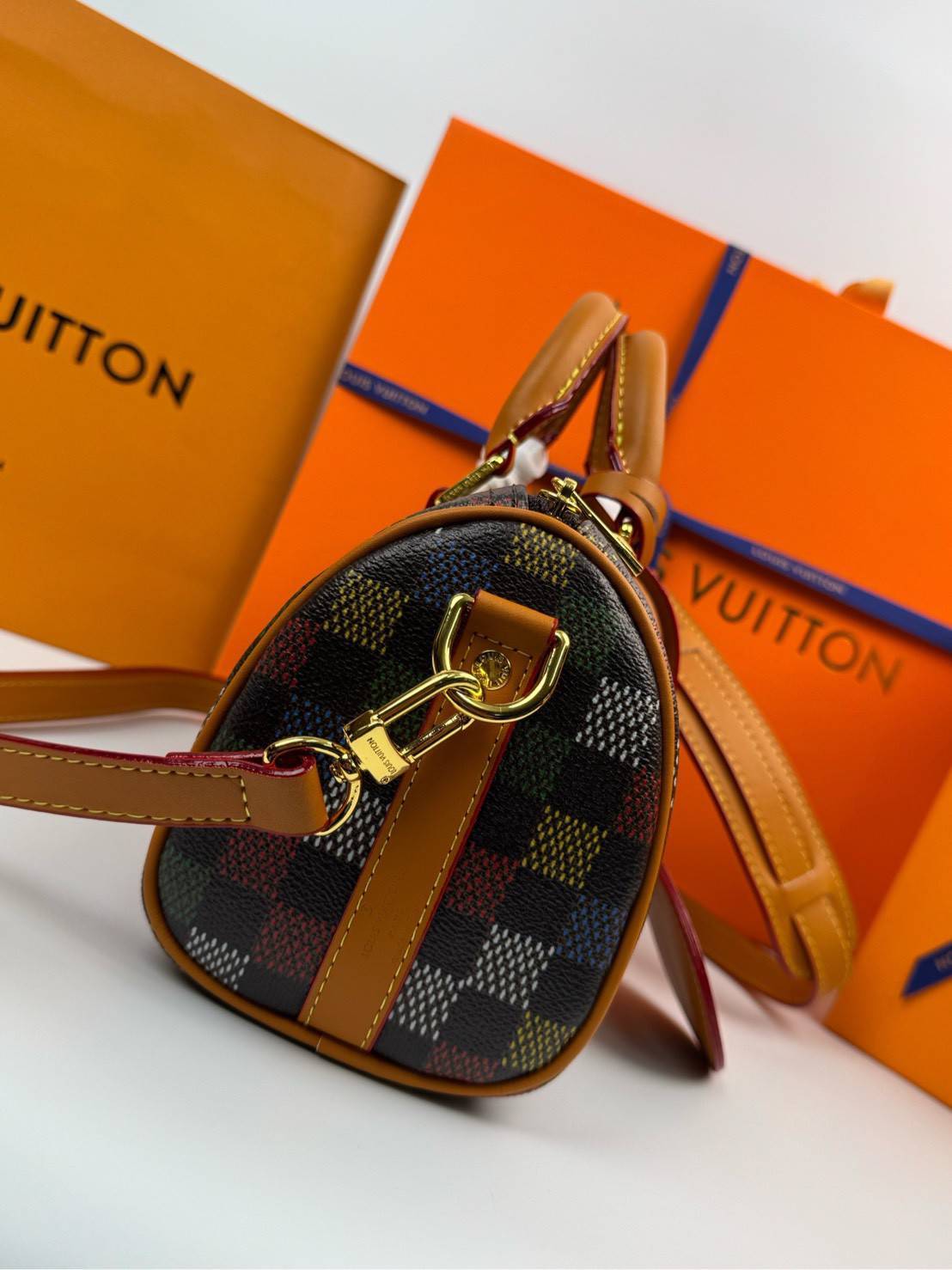 ORI หนังแท้ | LV Keepall Bandoulière 25 Bag กระเป๋าทรงหมอนซิตี้ ดีไซน์ใหม่จาก LV Vers Damier Ebene โดดเด่นที่ลายช่องสี่เหลี่ยมดุจระบายสีด้วยมือพิมพ์ลงบนลายตารางหมากรุก แต่งดีเทลหรูหราผสานอดีตเข้ากับปัจจุบันได้อย่างมีสไตล์