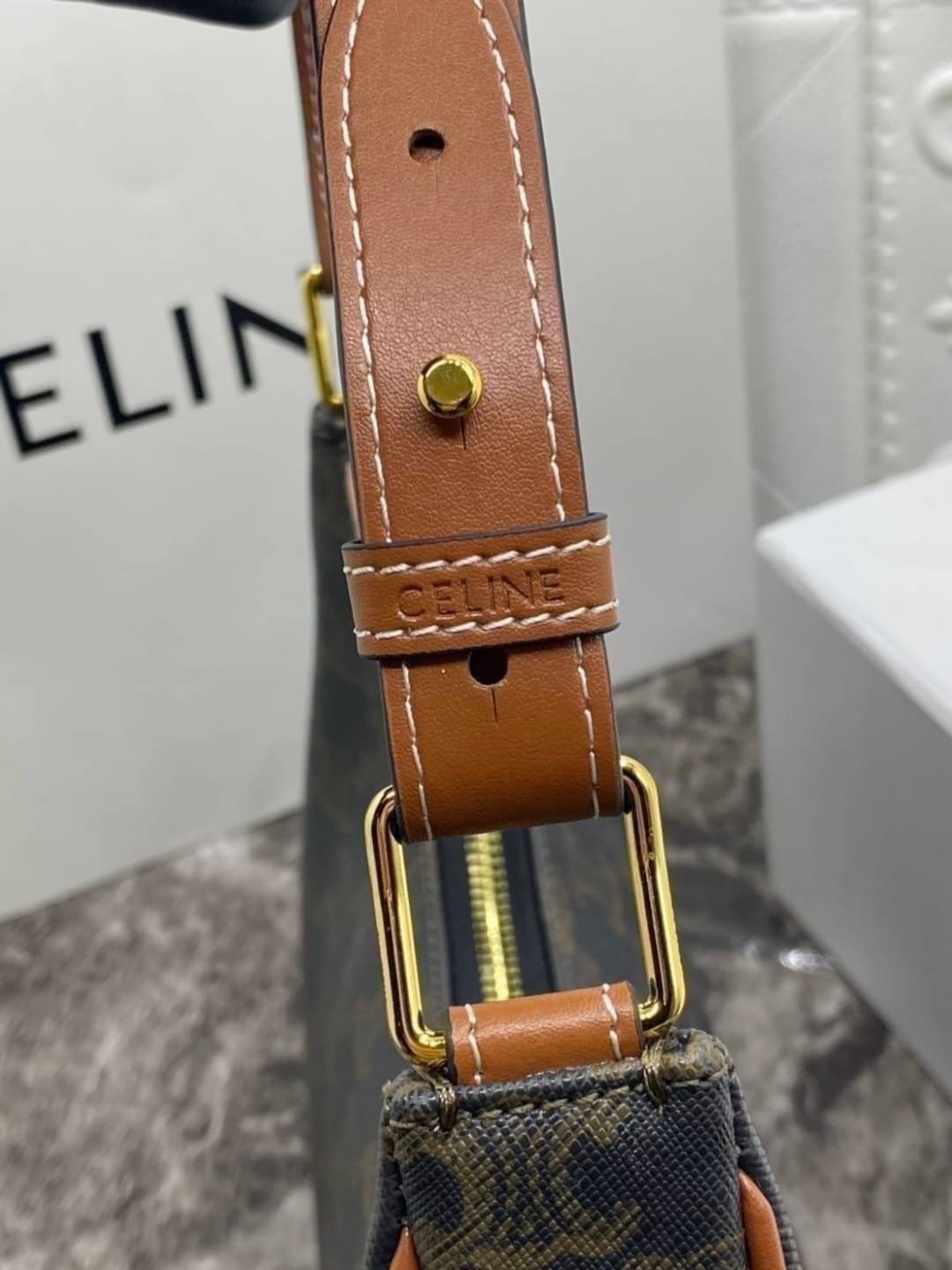 หนังแท้ CELINE AVA / CELINE Vintage Classic Ava bag 1 ใน คอลเลคชั่น “Triomphe Canvas” มาพร้อมสายสะพายไหล่ที่ปรับความยาวได้ และเนื่องจากช่วงล่างของกระเป๋ามีขนาดใหญ่กว่าช่วงบน จึงทำให้ไม่เสียทรงเมื่อเราใส่สิ่งของอย่างกระเป๋าสตางค์หรือโทรศัพท์มือถือ หากดูภาพ