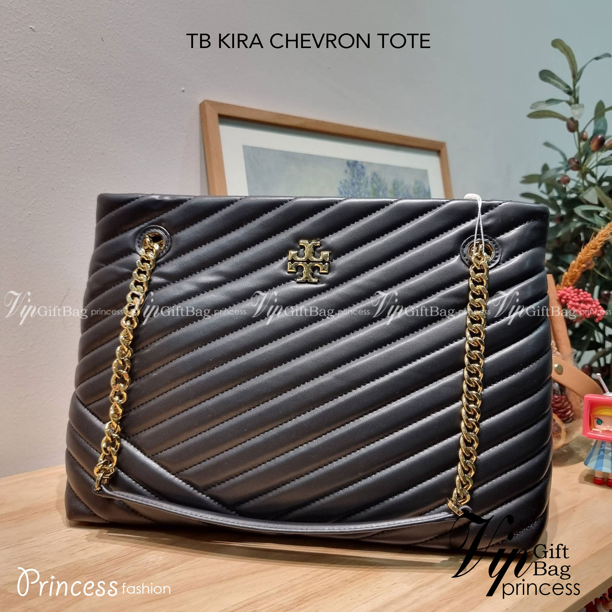 TORY BURCH KIRA CHEVRON TOTE กระเป๋าสะพายรุ่นที่ใครๆก็ต้องมี กับทรงโท้ทไซส์ใหญ่ ใช้ยังไงก็ดูหรู ดีไซน์เฉพาะตัว วัสดุหนังสัมผัสนิ่ม