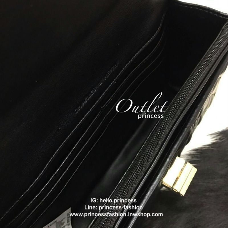 Charles&kieth quilted chain strap bag กระเป๋าขนาดมินิคลัช หนังPU เย็บตารางนูนทั้งใบ ด้านหน้าเปิด/ปิด แบบตัวบิดหมุน ด้านหลังมีโลโก้แบรนด์นูน ภายใน มีช่องใหญ่ ประกอบด้วย ช่องซิป ช่องการ์ด และมีช่องย่อย ใส่ของได้จุคุ้มสุด ๆ พกพาสะพายได้ทุกวัน น้ำหนักเบา จะสะ