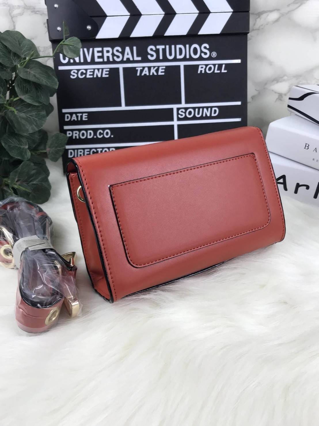 CHARLES AND KEITH CIRCULAR BUCKLE CROSSBODY BAG กระเป๋าสะพายครอสบอดีทรงคลัช ใบเล็กหนังเรียบสวย กระเป๋าสะพาย crossbody หนัง PU เรียบสวย สามารถถอดสายถือแบบคลัชได้ ด้านหน้าประดับด้วยตัวล็อค สุดเก๋ เป็นแผ่นกลมสีทองและสีเงิน ปั๊มแบรนด์ มาพร้อมสายสะพาย สามารถปร