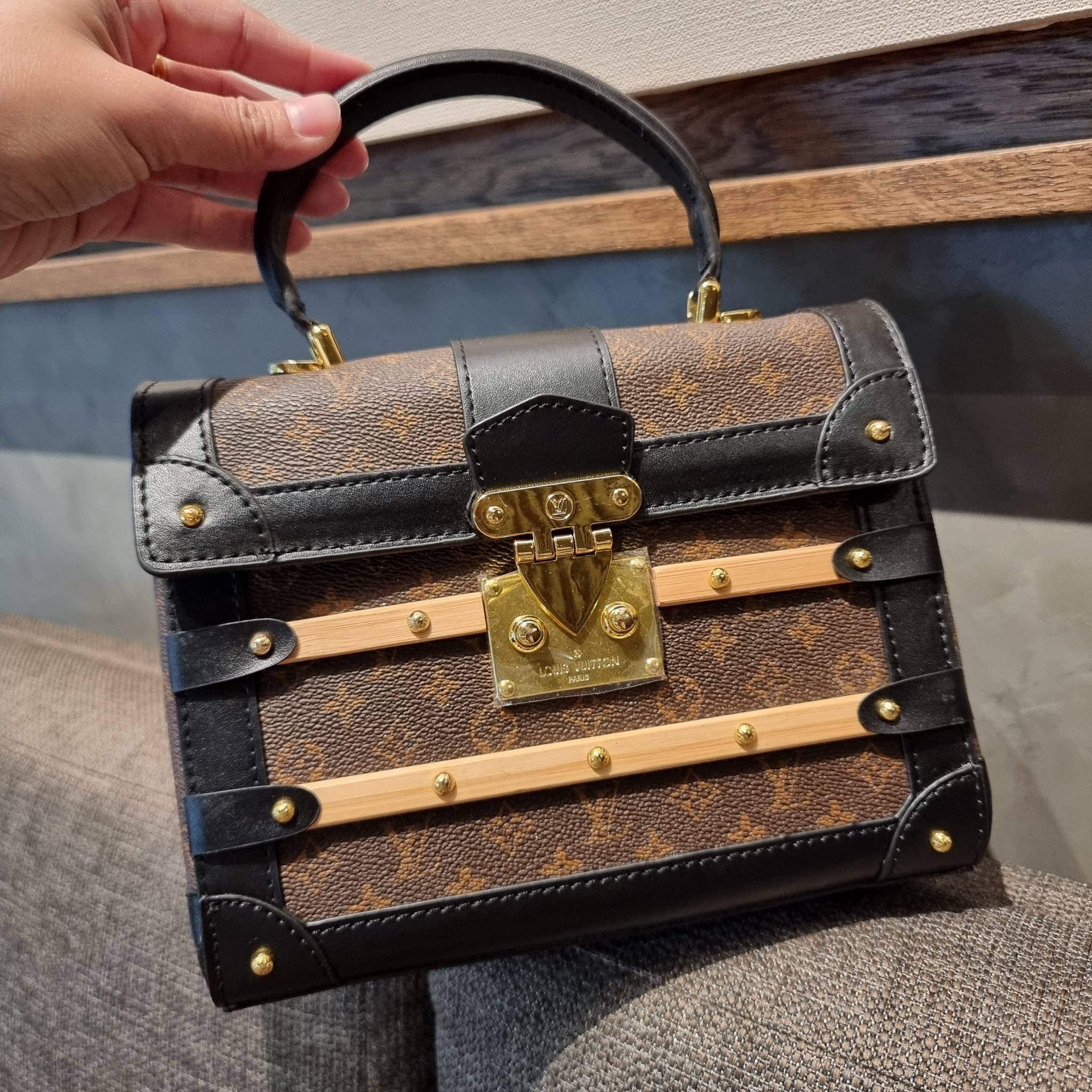 ใหม่ล่าสุดจาก LV monogram vintage box bag มาพร้อม box set สุดหรูรุ่นนี้ดีเทลยอดเยี่ยม เก็บรายละเอียดได้ดีและโดดเด่น ถือแล้วผู้ดีมาก!! วัสดุหนังแคนวาสสลับหนังแท้ เปิด-ปิดด้วยตัวบีบล็อค แน่นหนา ภายในโล่งกว้าง เลิศตรงที่เก็บทรง ขยายทรงด้านข้างได้ คอนโทรลด้วย