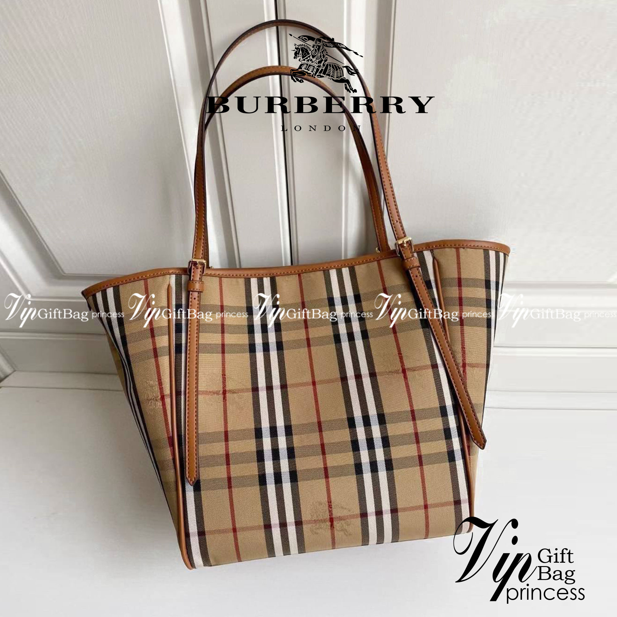 BURBERRY TOTE VINTAGE BAG VIP GIFT WITH PURCHASE (GWP) พรีเมี่ยมกิ๊ฟ Limited Edition จากBURBERRY วัสดุหนังCANVASสลับหนัง เปิดปิดด้วยกระดุมแม่เหล็ก ภายในมีช่องใส่ของโล่งกว้าง พร้อมช่องซิปอีกหนึ่งช่อง สามารถใส่มือถือ ipad ของจุกจิกได้ อีกด้านใส่ของพร้อมหยิบ
