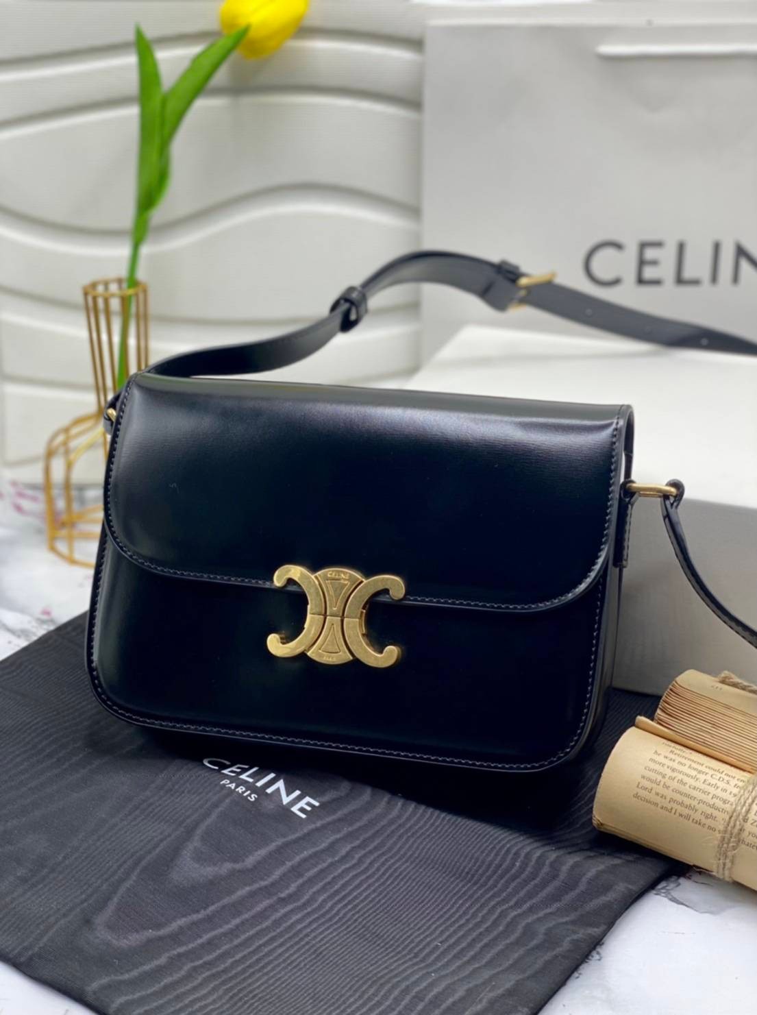 หนังแท้ CELINE TRIOMPHE CROSSBODY BAG ดีไซน์ยอดนิยมสไตล์สาว LISA ทรงสี่เหลี่ยมหนังสวยหรูอยู่ทรงเปิดปิดด้วยฝาปิดโลโก้แบรนด์อะไหล่ทอง ภายในมีช่องหลัก ช่องย่อย และช่องซิป สามารถใส่มือถือของใช้จุกจิกได้เยอะ มาพร้อมสายสะพายหนังยาวปรับระดับได้ จะสะพายไหล่ CROSS