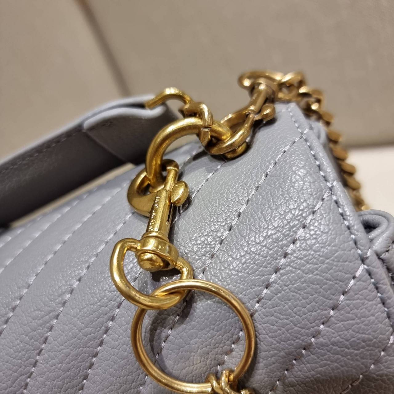 VIP 】หนังแท้ Yves Saint laurent crossbody boutique vip bag กระเป๋าสะพายไหล่ ดีไซน์ทรงสวยหรู พิเศษ แถมฟรี พวงกุญแจห้อยอะไหล่สีทอง ดูแพงไปหมดจริงๆไอเท็มนี้ วัสดุหนังสังเคราะห์ลายคาร์เวีย เปิด-ปิดด้วยกระดุมแม่เหล็ก ภายในโล่งกว้าง มาพร้อมหูจับในตัว และสายสะพา