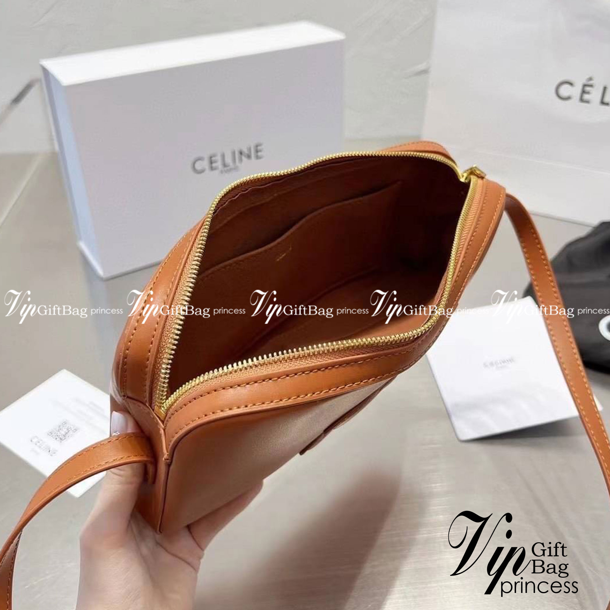 CELINE Cuir Triomphe Camera Bag / CELINE CAMERA SHOULDER BAG CUIR TRIOMPHE in smooth calfskin กระเป๋าสะพายเซลีนทรงมินิมอล ทรงสี่เหลี่ยมผืนผ้าที่อัดแน่นไปด้วยกลิ่นอายความคลาสสิกตามแบบฉบับแบรนด์ เพิ่มความหรูหราและโดดเด่นด้วยการตกแต่งด้วยโลโก้เด่นชัดด้านหน้า