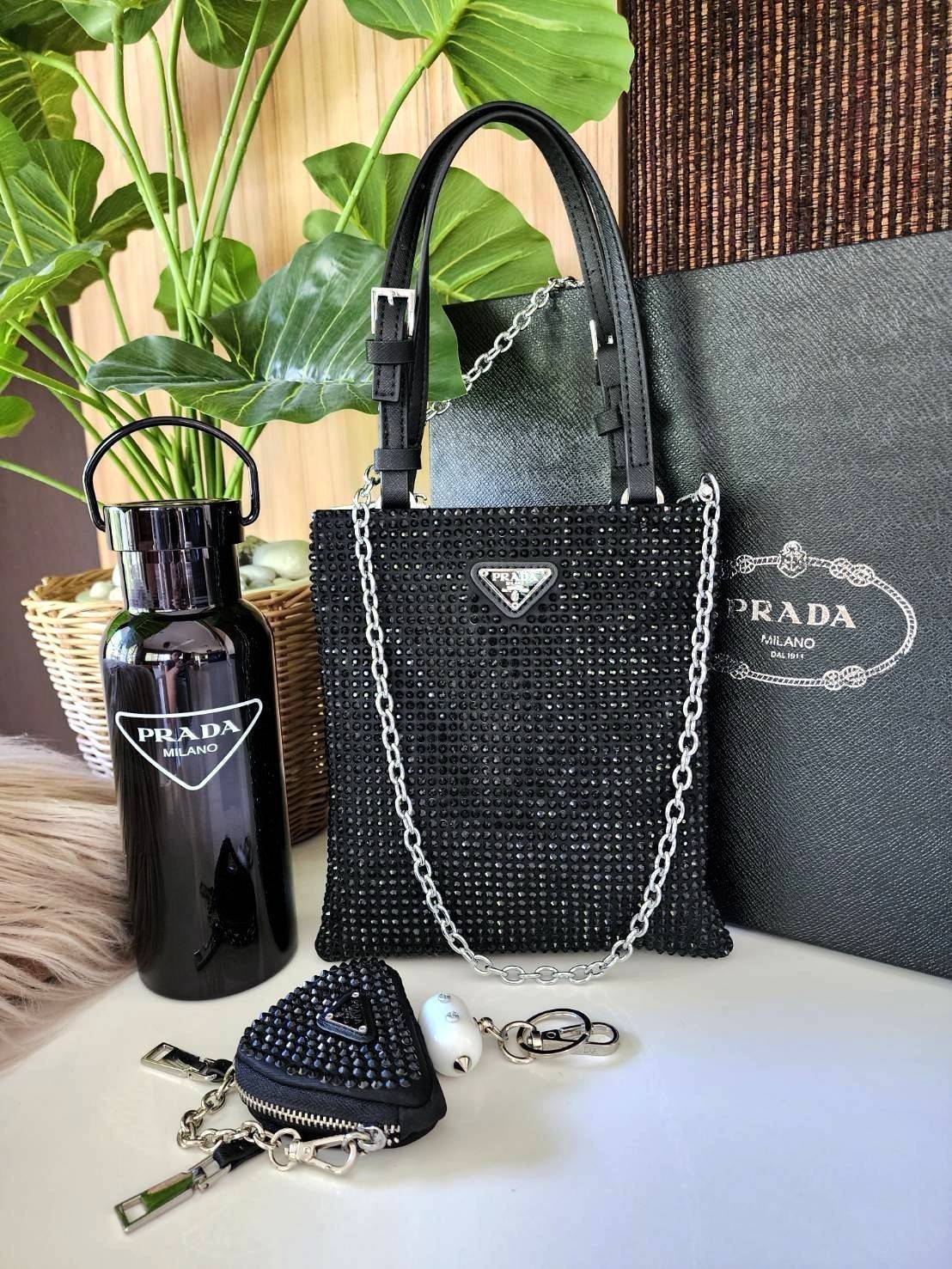 เซทสุดคุ้ม! ซื้อ1ได้ถึง3 PRADA CRYSTALS MINI TOTE BAG WITH KEYCHAIN AND VACUUM BOTTLE VIP สวยหรูดูดี items นี้คุ้มมากๆได้ถึง3อย่างทั้งกระเป๋าสะพาย(พร้อมสายโซ่)+พวงกุญแจ+กระบอกน้ำครบชุด ไอเท็มแนะนำน่าใช้ควรค่านักสะสม