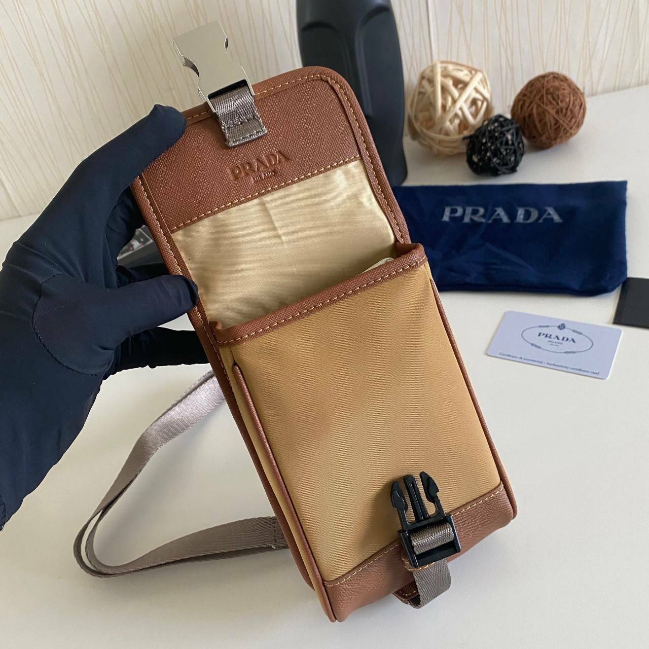 VIP Prada crossbody nylon bag PRADA Re-Nylon and Saffiano leather smartphone case พร้อมส่ง สีเข้าใหม่ เป็นรุ่นที่ถามหากันเยอะมากๆ งานสวยมาก ทำจากผ้าnylonพิเศษ สลับหนังแท้ ใช้ได้ทั้งชาย-หญิง จะ Cross body คาดเอว หรือคล้องกับหูกางเกงชิคๆ ก็เท่มากเลยค่าา งาน