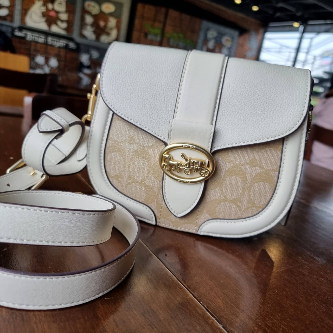 ของแท้ 💯% COACH C2806 GEORGIE SADDLE BAG IN SIGNATURE CANVAS ยกระดับความหรูให้กับตัวเองกันหน่อย ด้วยกระเป๋ารุ่นนี้!! ครอสบอดี้ที่ดีไซน์หรู อัพเลเวล ในราคาที่จับต้องได้ วัสดุหนังแคนวาสเคลือบสลับหนังเรียบและหนัง pepble หลากหลายในใบเดียว