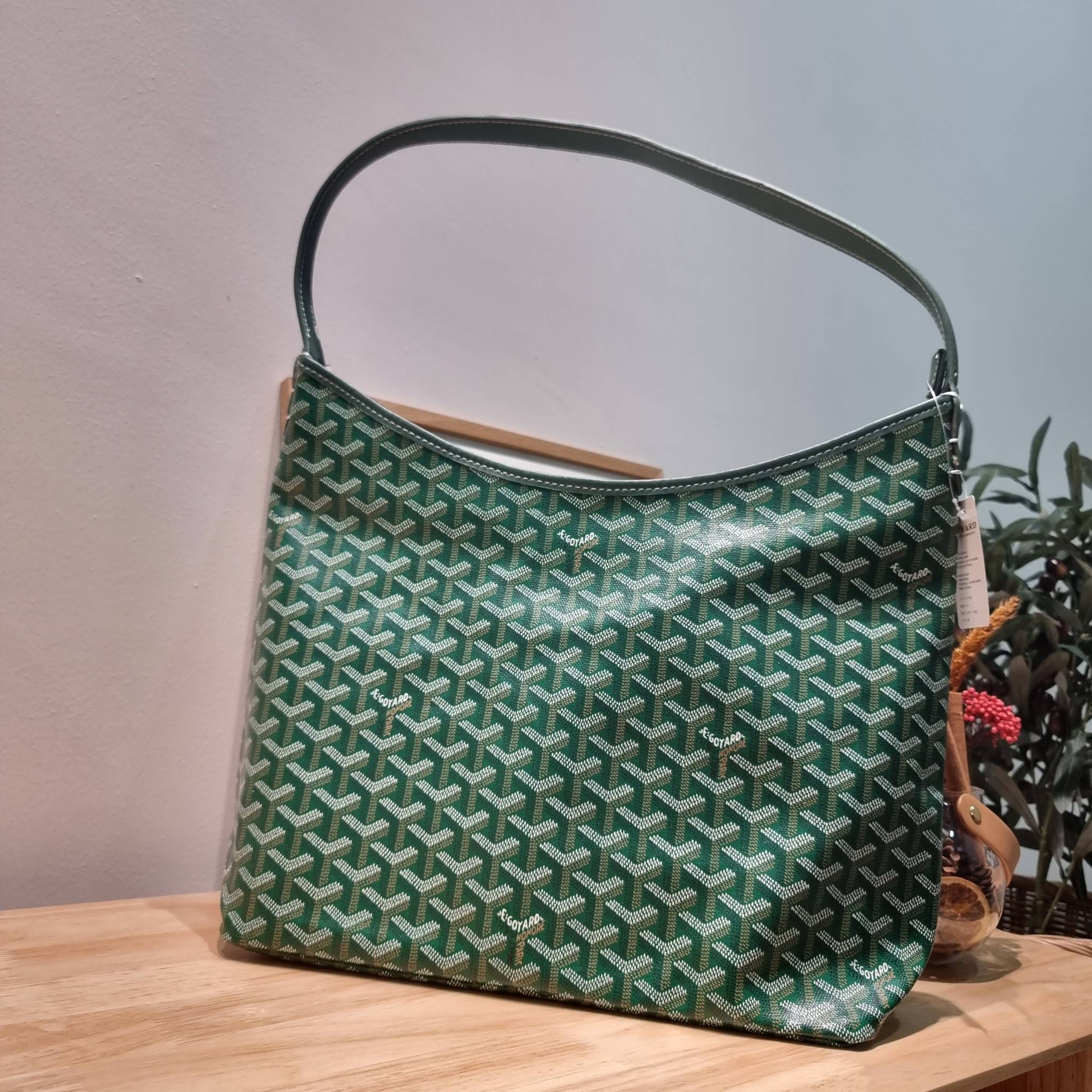 GOYARD BOHEME HOBO BAG / GOYARD HOBO กระเป๋าสะพายทรงโฮโบ ใบใหญ่จุใจ!! มาครบสีขายดี เลิศทุกสี รูปทรงคลาสสิค ดีไซน์เป็นเอกลักษณ์ วัสดุหนังแคนวาสพิมพ์ลายสวยคม ปากกระเป๋ามีซิปเปิด-ปิดกันของหล่นได้ ภายในโล่งกว้างมาก มาพร้อมสายคล้องในตัว ทนทาน สะพายสวยๆได้ทุกวั