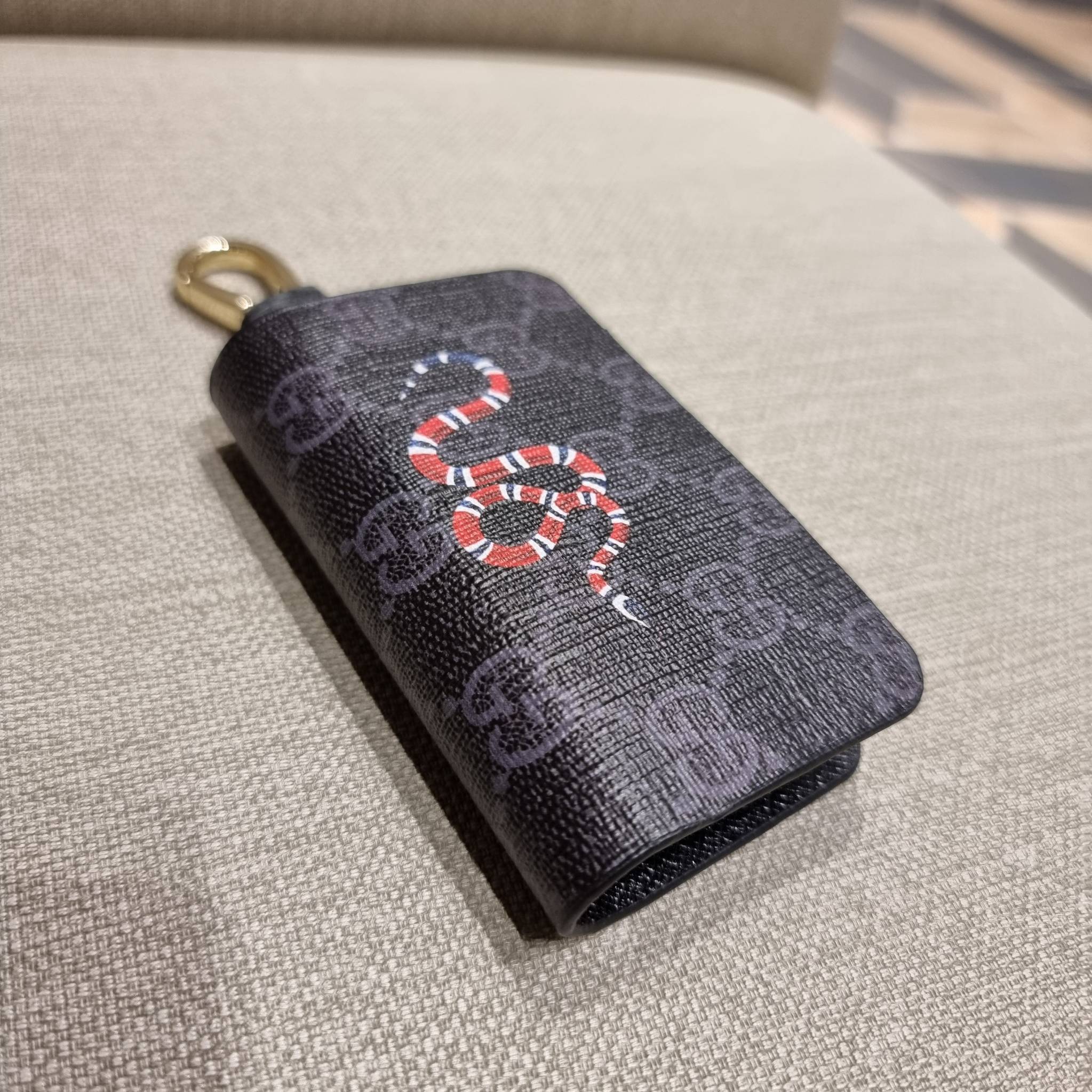 VIP 】SUPER EXCLUSIVE GC GWP KEY FOB WITH GIFT BOX 🎊🐯🐍 ต้อนรับปีแห่งความปัง!! กระเป๋าเก็บกุญแจรุ่นพิเศษ!! เอ็กซ์คลูซีฟมาก!! วัสดุหนังแคนวาส ปั๊มลายคมสวย!! เปิด-ปิดด้วยซิปปั๊มแบรนด์ มีหัวพวงกุญแจห้อย สำหรับเกี่ยวเข้ากับกระเป๋าใบใหญ่