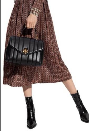 TORY BURCH KIRA QUILTED SMALL BAG พร้อมส่งที่ไทย ไม่ผิดหวังแน่นอนค่ะ! กระเป๋าหิ้วหรือสะพายข้างได้ วัสดุหนังแกะแท้ทั้งใบ ((หนังแกะจะมีคุณภาพดีเงานิ่มและแพงกว่าหนังวัวจ้า)) หนังนิ่มสวยงามมากๆค่ะ เปิดปิดกระเป๋าแบบหมุนล็อคแบบโลโก้แบรนด์ ใช้อะไหล่คลาสสิคดูหรูเ