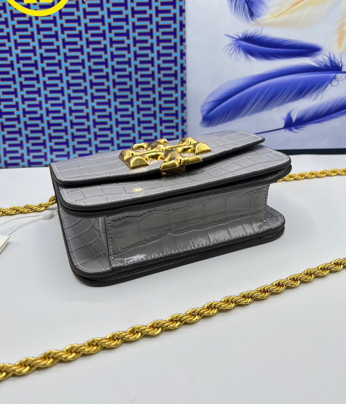 6 สี Tory Burch Croc Eleanor Small Bag / TORY BURCH ELEANOR CROC EMBOSSED LEATHER กระเป๋าสะพายหนังพิมพ์ลายจระเข้ ดีไซน์หรูหรา โด่นเด่นด้วยโลโก้แบรนด์อะไหล่ด้านหน้า และสายสะพายโลหะสีทอง