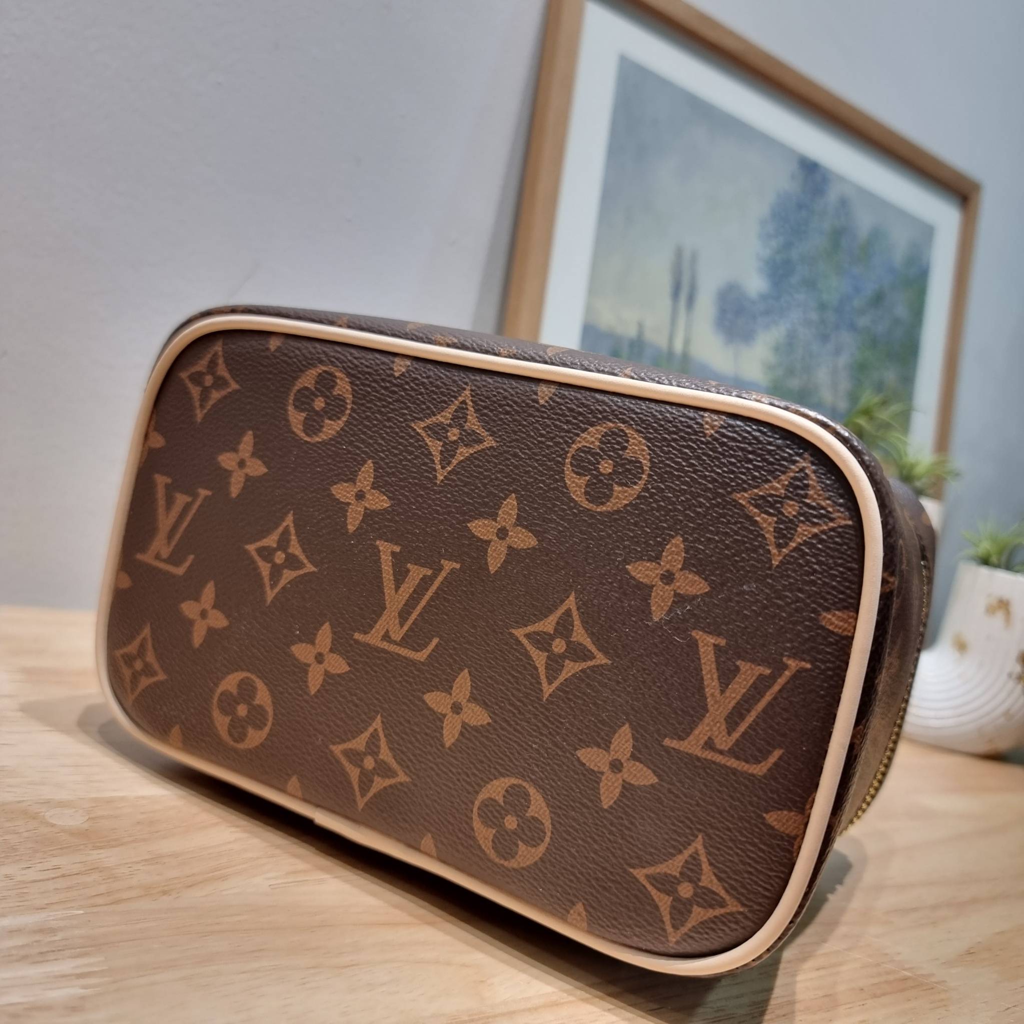 LV NICE MINI MONOGRAM BAG เบสท์เซลเลอร์คอลเลคชั่น ที่ใครๆก็ต้องมีใช้ กับกระเป๋า cosmetics ทรงกล่อง ใส่เครื่องสำอางค์ หรือจะใช้ใส่ของพกจำเป็นประจำวันก็ได้ สบายๆ