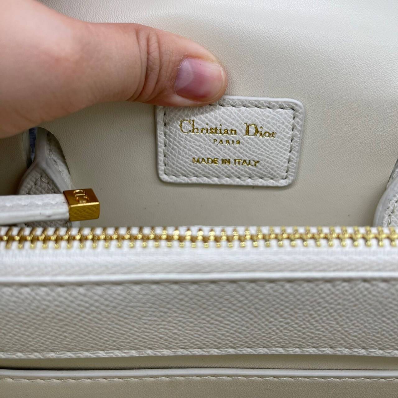 หนังแท้ DIOR Medium ST Honore Tote Collection Fall/Winter 2020-2021 มาในรูปแบบกระเป๋าทรงสี่เหลี่ยมที่ได้มาตรฐาน ทำจากหนังลูกวัว (Calfskin) ลายเกรน ซึ่งสื่อถึงความหรูหราได้อย่างลงตัว ตัวด้ามจับ มีการเย็บเข้าด้านในของกระเป๋าเพื่อเพิ่มความแข็งแรงทนทาน ด้านหน