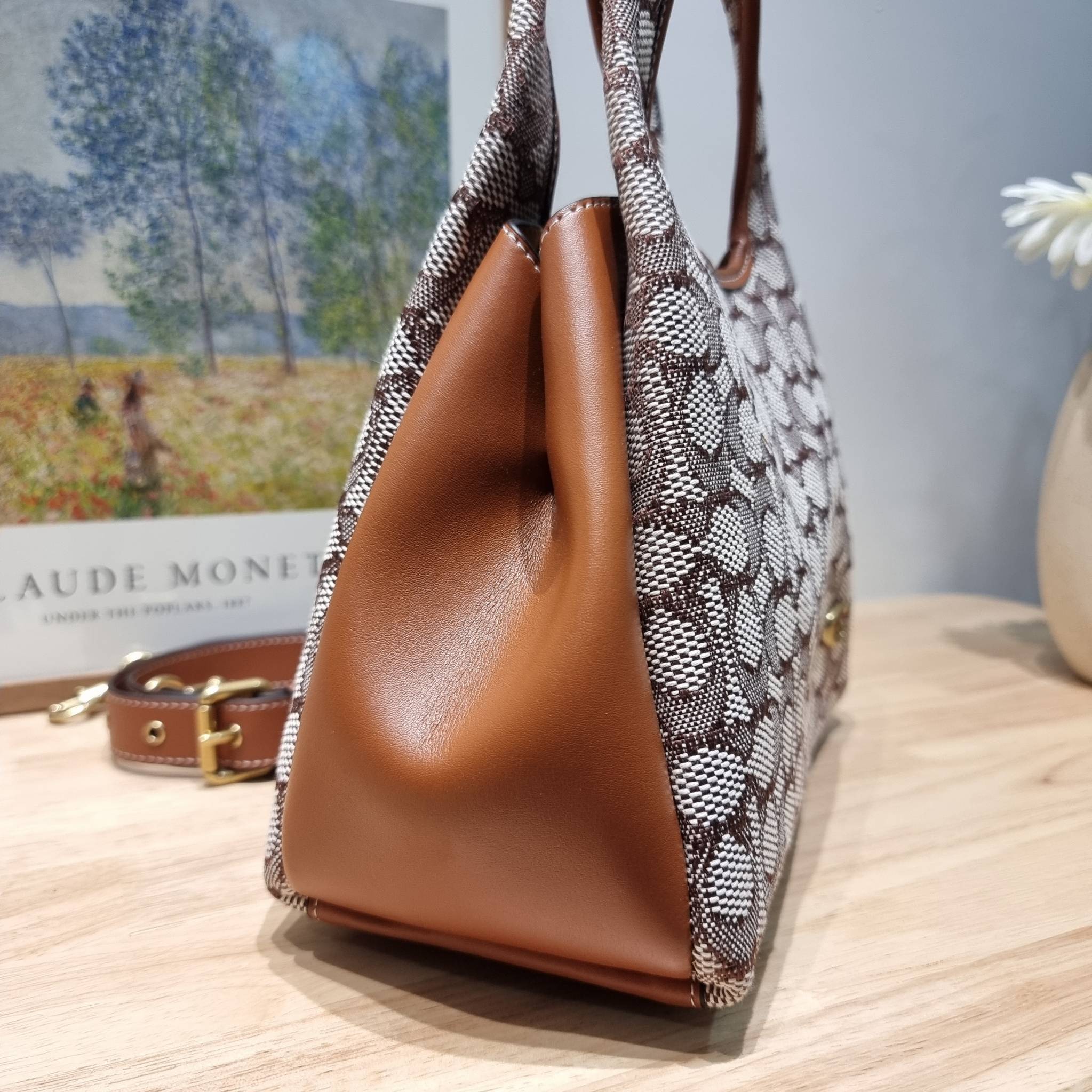 COACH LANA SHOULDER BAG 23 IN SIGNATURE JACQUARD CM550 พร้อมส่ง กระเป๋าถือ/สะพายทรงเก๋ โดดเด่นด้วยลวดลายซิกเนเจอร์บนผืนผ้าทอสวย หูจับในตัวถือสะดวก รีบช้อปได้ใช้ก่อนใครไปเลย