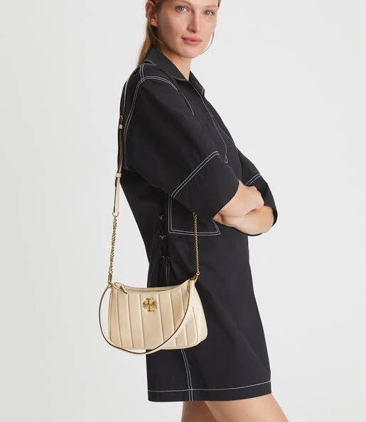 Tory burch Kira logo-plaque crossbody bag กระเป๋า Kira ของ Tory Burch เป็นส่วนหนึ่งของคอลเล็กชั่นที่โดดเด่น และมีหลายรุ่นด้วยกัน โดยมีป้ายโลโก้ Double T ของแบรนด์อยู่ตรงกลาง มีความเรียบง่ายแต่ยังคงความหรูหราโดดเด่นด้วยวัสดุบุผิว ป้ายโลโก้สีทอง สายสะพายโซ่
