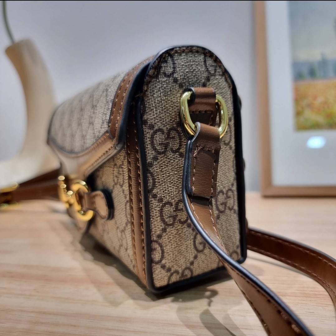 Gucci Horsebit 1955 Mini Bag / GC crossbody horizon mini bag กระเป๋าสะพายข้างขนาดกำลังดี สวยอยู่ทรง วัสดุหนังแคนวาสทนทาน แฝงความหรู เปิด-ปิดฝาสอดพร้อมแม่เหล็กในตัว ภายในเป็นช่องโล่ง ใส่โทรศัพท์ได้ทุกรุ่น พกแทนกระเป๋าสตางค์ ใส่บัตร ใส่ธนบัตรพกง่ายๆก็ได้ สา