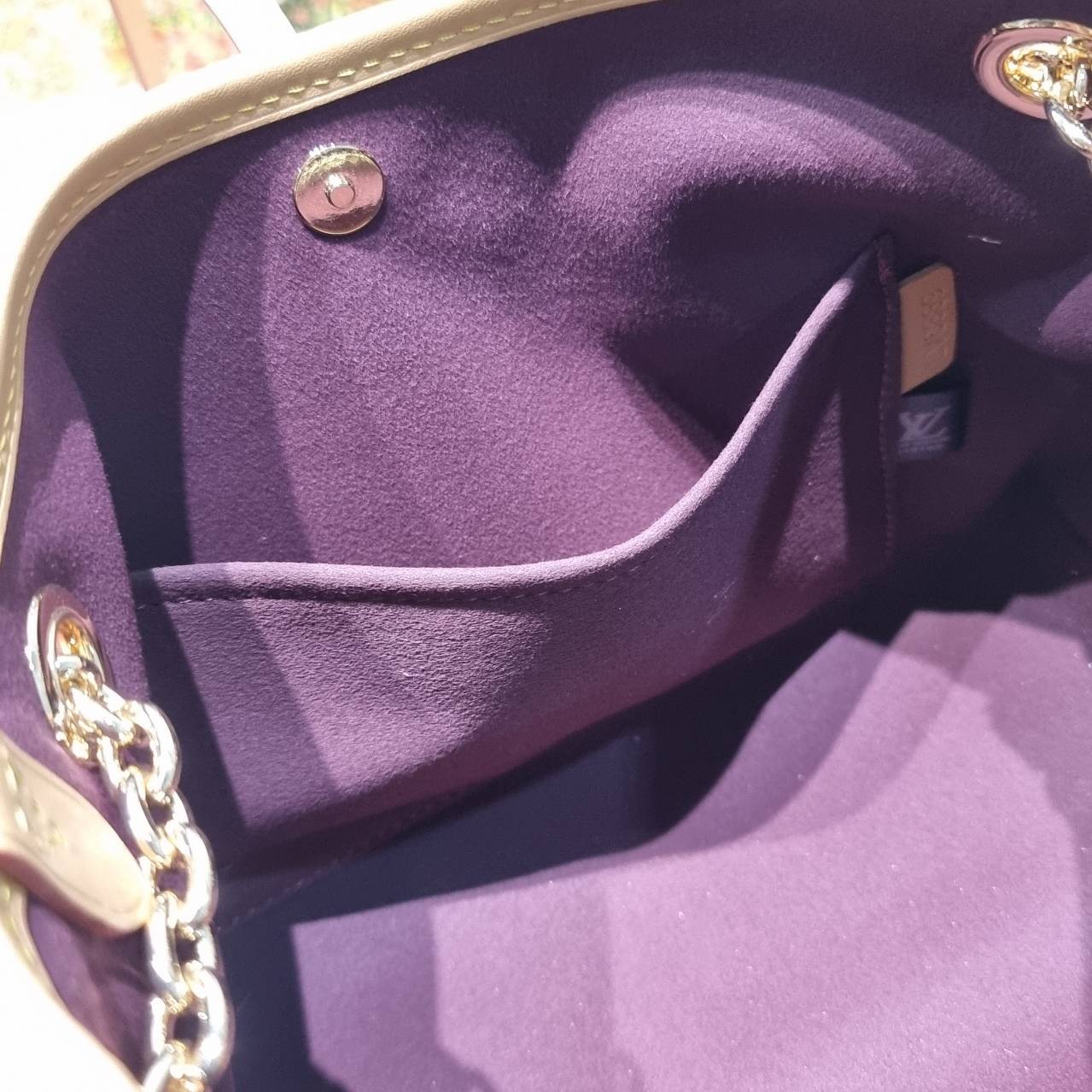 LV CARRYALL BB ใหม่ล่าสุด รุ่นลิมิเต็ดที่สาวๆตามหา จากเคาน์เตอร์ dutyfree ซึ่งเป็นดีไซน์ใหม่ 2025 กระเป๋าสะพายไหล่ทรงสวย ดีไซน์เรียบง่ายคลาสสิค หรู ดูผู้ดี รูปทรงใช้งานง่าย