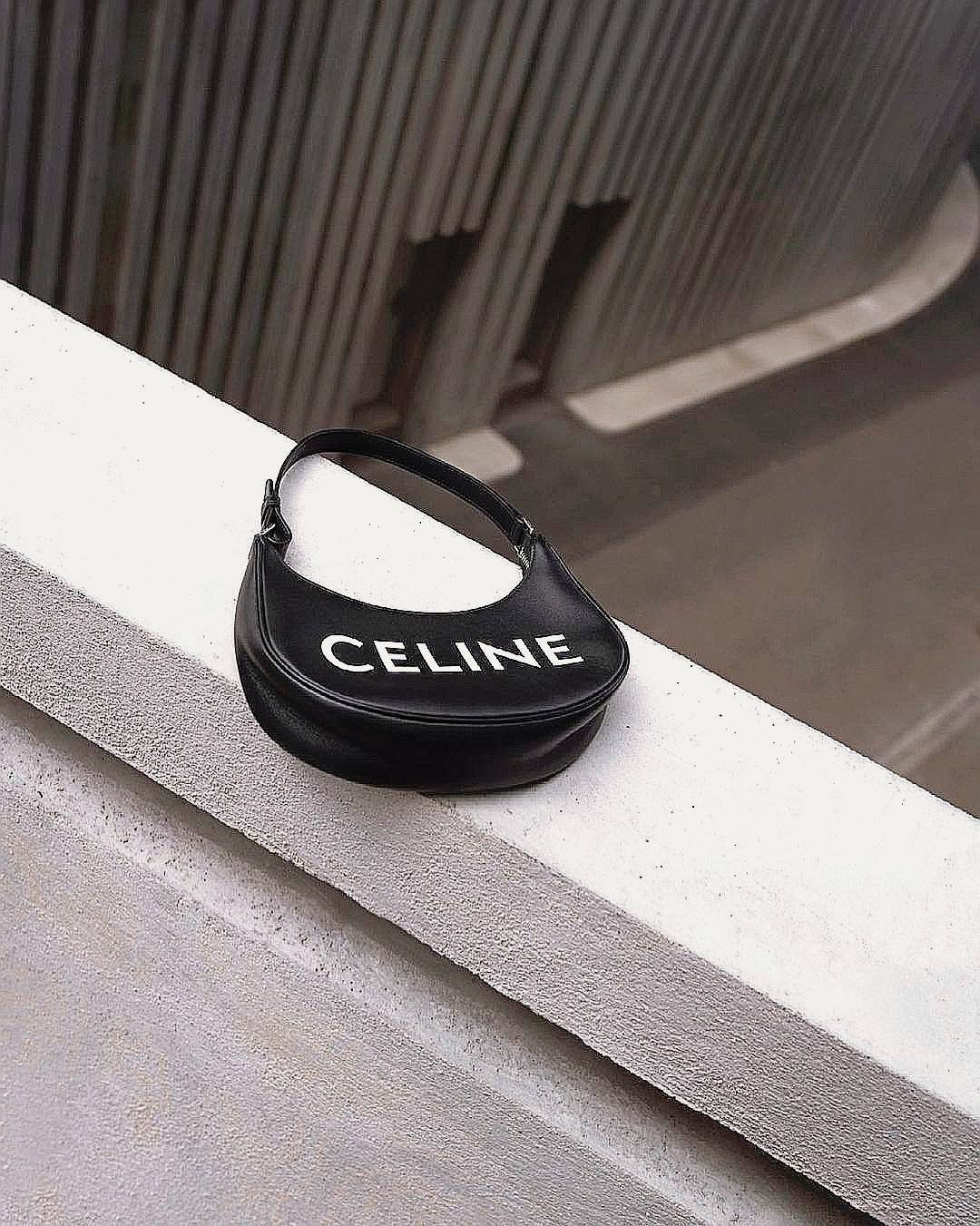 CELINE SHOULDER BAG VIP GIFT WITH PURCHASE (GWP) พรีเมี่ยมกิ๊ฟ Limited Edition จาก CELINE HAUTEPARFUME DUTYFREE COUNTER ดีไซน์ยอดนิยมหนังนิ่มสวยอยู่ทรงเปิดปิดด้วยซิปอะไหล่เงิน ภายในโล่งกว้างมีช่องเล็กสามารถใส่มือถือกระเป๋าสตางค์ใบยาวของใช้ได้จุ หูหิ้วหนัง