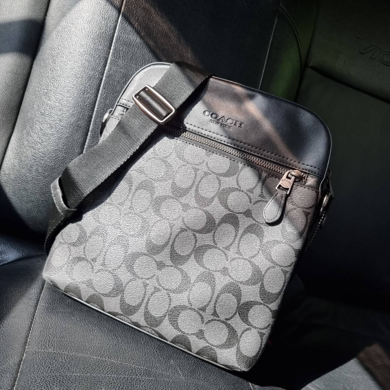 COACH F73336 HOUSTON FLIGHT BAG IN SIGNATURE CANVAS รุ่นนี้หนุ่มๆเค้ารู้กัน!! ขายดีตลอดกาล!! คลาสสิคไม่มีใครเกิน!! กระเป๋าสะพายข้างทรงแมสเซ็นเจอร์ยอดฮิต ทรงสวย ดูดี วัสดุหนังแคนวาสเคลือบลายสลับหนังแท้ เปิด-ปิดด้วยซิป ด้านหน้าและหลังสามารถใส่ของได้ ภายในแบ