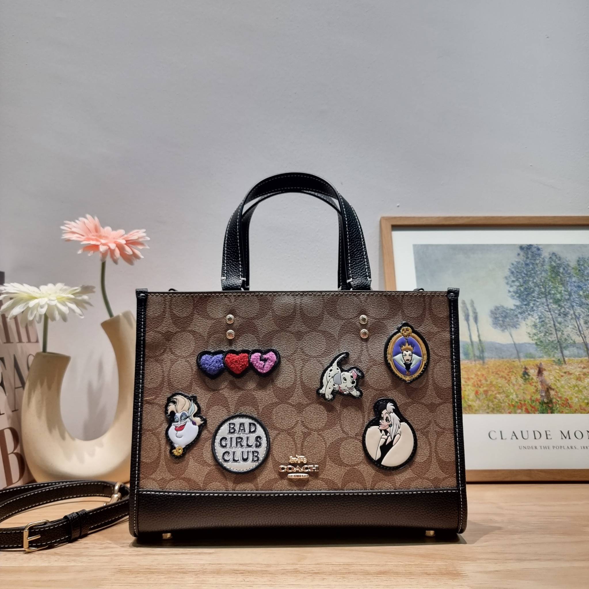 Coach Disney X Coach Dempsey Carryall In Signature Canvas With Patches CC873 คอลเลคชั่นใหม่ กับเหล่ายัยตัวร้าย ที่ไม่มีใครไม่รู้จัก!! กับกระเป๋าทรงโท้ท ไซส์ใหญ่ที่สามารถจุของได้แบบไม่ต้องกังวล ฟังก์ชั่นการใช้งานสะดวกที่สุด ดีไซน์ลวดลายแพทช์โดดเด่น มีทั้งส