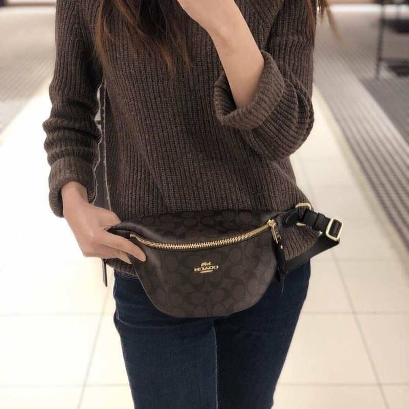 COACH F48740 BELT BAG IN SIGNATURE CANVAS กระเป๋าคาดอกทรง Unisex ที่ขายดีถล่มทลาย!! ขายได้ตลอดปี!! สวยเท่ทุกสี วัสดุหนังแคนวาสเคลือบคุณภาพดี ทนทาน ใช้งานง่าย ภายในเป็นช่องโล่ง เหมาะสำหรับคนที่ชอบพกอะไรง่ายๆ รับรองตอบโจทย์น้า