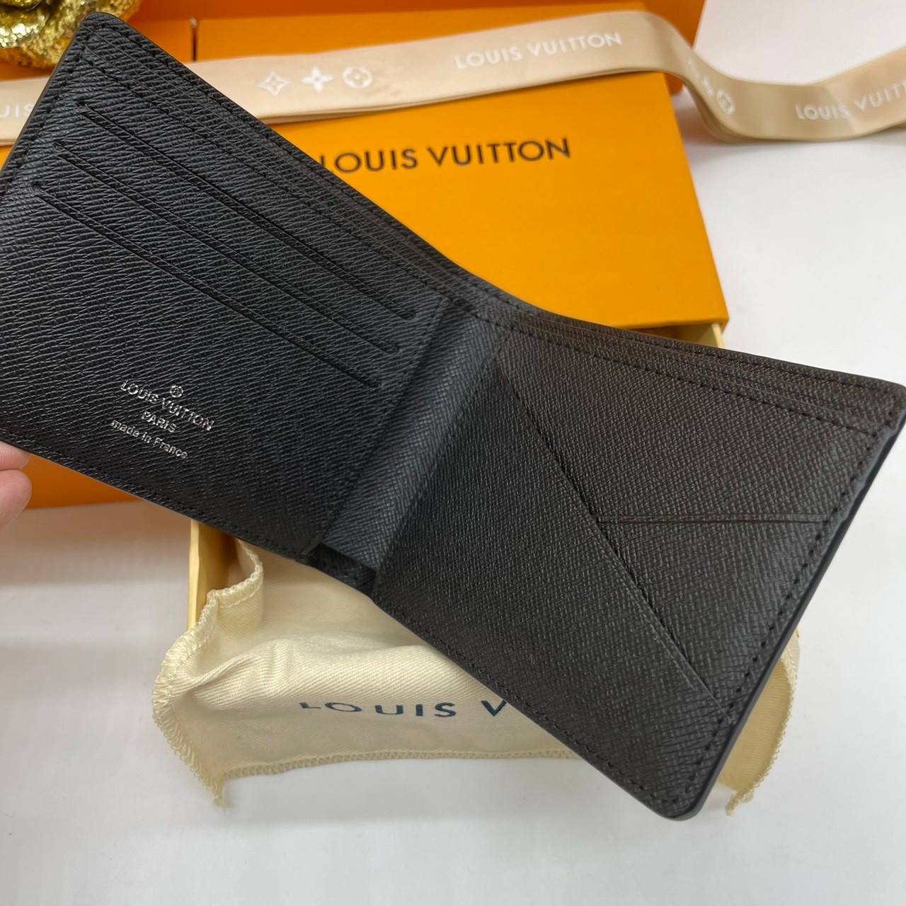 VIP GIFT 】หนังแท้ LOUIS VUITTON MEN WALLET MONOGRAM ฿ DAMIER CANVAS กระเป๋าสตางค์ผู้ชาย รุ่นยอดขายไม่เคยตก ใบจริงดูผู้ดี ดูแพง!! ภายในมีช่องใส่บัตรได้เยอะ ใส่ธนบัตรได้ พร้อมเสิร์ฟถึงบ้าน ซื้อให้คุณหนุ่มๆ รับรองประทับใจไม่ลืมจ้า