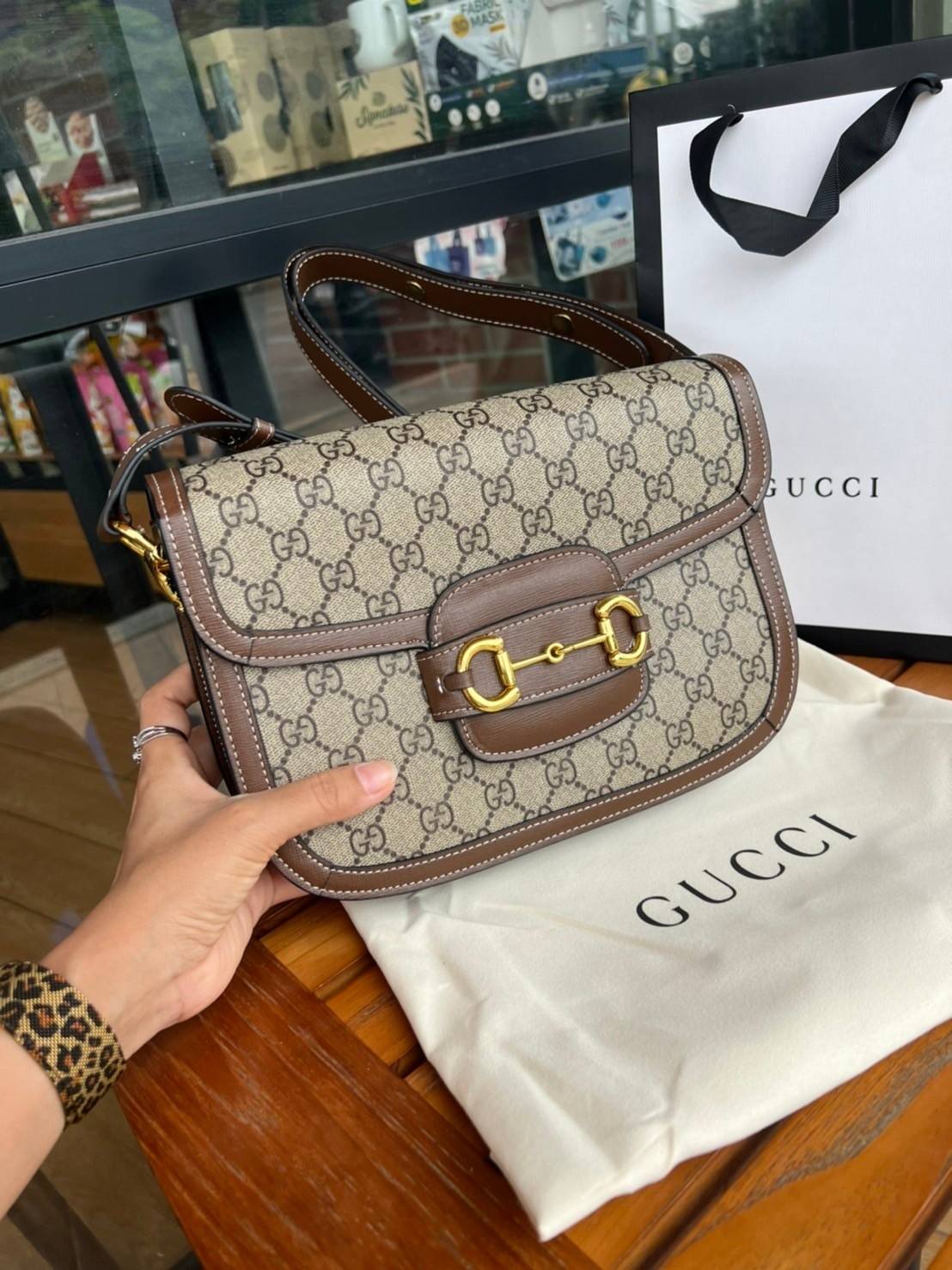 Gucci Horsebit Shoulder Bag กระเป๋าสะพายไหล่ วัสดุผ้าใบ GG Superme ตัดแต่งหนังแท้ สายสะพายไหล่ปรับระดับได้ ด้านในมี 1 ช่องซิป อะไหล่ทองหรูหรา ดาราเซเลปใช้เพียบ ไม่มีเอ๊า เรียบหรูดูแพงสุดๆค่า