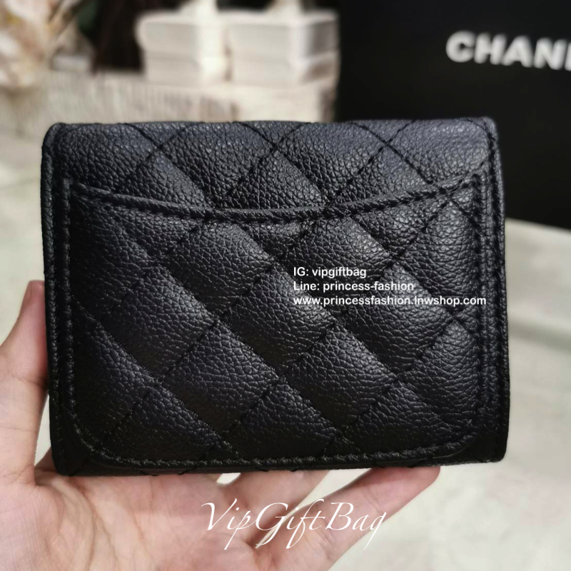 CHANEL SHORT WALLET VIP Gift With Purchase พรีเมี่ยมกิ้ฟ Chanel ไอเท็มนี้แนะนำค่ะ ลูกค้าสั่งพรีออเดอร์กันเยอะมาก วัสดุหนังด้านขึ้นลายตารางคลาสสิค ไม่มีเอ้าท์ เปิดปิดด้วยฝาปิด ด้านหน้าประดับโลโก้แบรนด์อะไหล่เงินสวยหรูดูดี ด้านหลังมีช่องใส่ของ ภายในมีช่องแบ