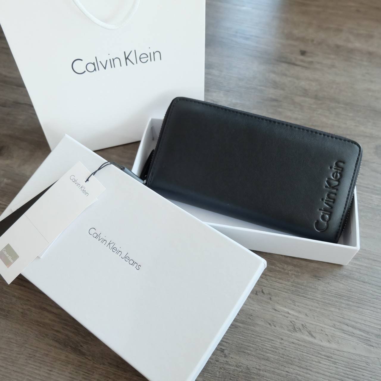 Calvin Klein Long Wallet กระเป๋าสตางค์ใบยาวซิปรอบ ภายในมีช่องใส่ธนบัตร, บัตร และช่องซิป สำหรับใส่เหรียญ จะมอบเป็นของขวัญ หรือใช้เองก็แนะนำเลยค่ะ
