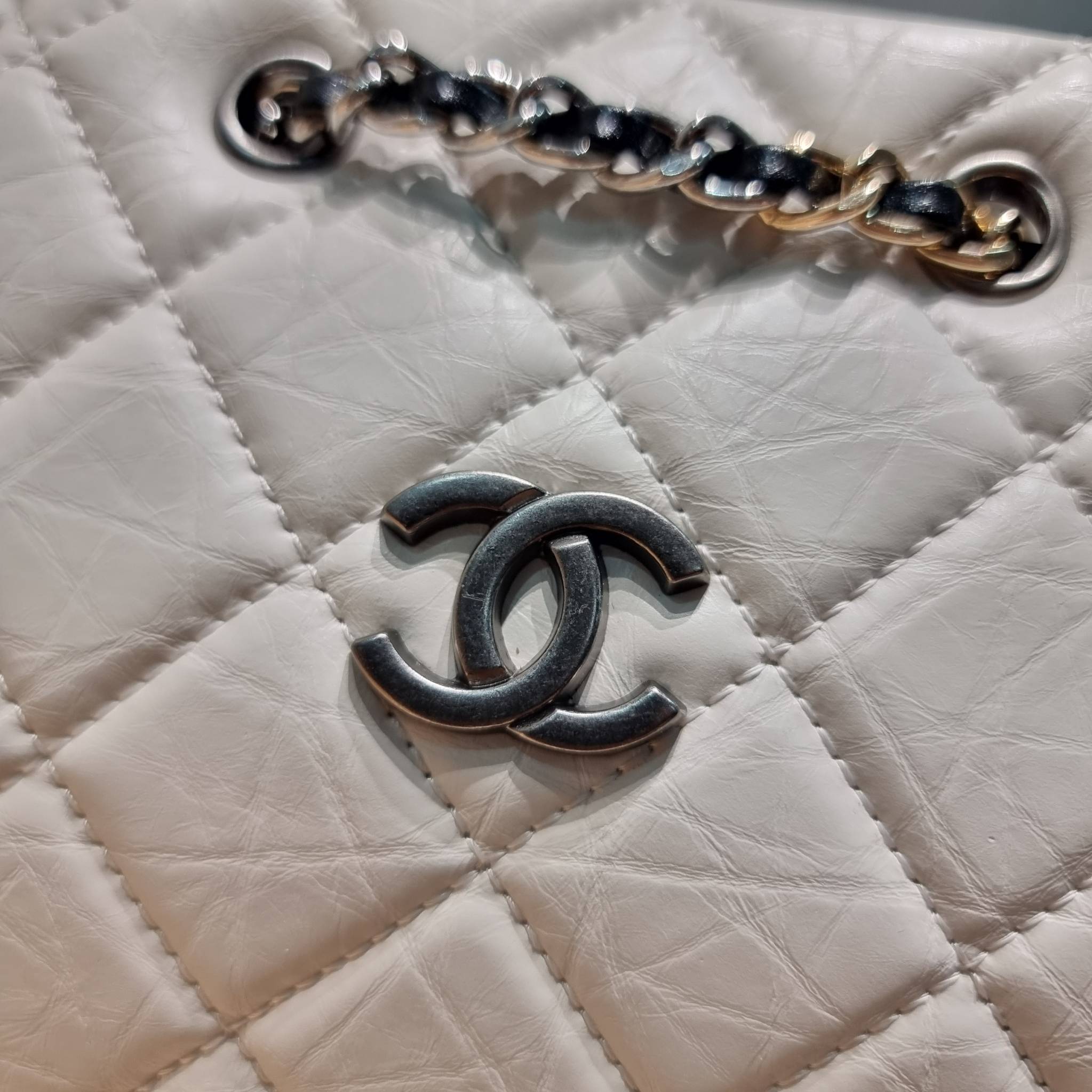 Chanel gabrielle backpack ไอเท็ม best seller กับรุ่นสุดปังในรูปแบบกระเป๋าเป้ ดีไซน์หรูคลาสสิค สายสะพายในตัวรูดปากกระเป๋าเก็บทรงได้ หรือจะรูดด้านหน้ายาวสุด