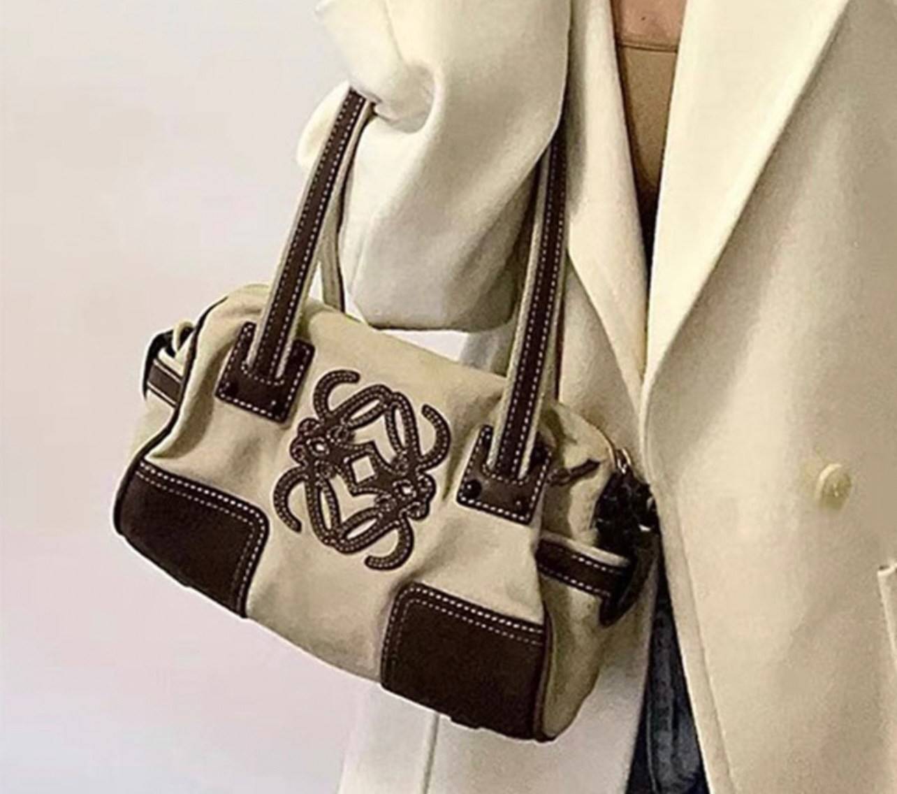 LOEWE ANAGRAM LOGO EMBROIDERED CANVAS VINTAGE MINI SHOULDER BAG กระเป๋าทรงหมอนแบบสะพายไหล่โลเอเว่ ด้านหน้าปักสัญลักษณ์โลโก้แอนนาแกรม สายหนังแท้ เป็นรุ่นที่มีขนาดไม่ใหญ่มาก แต่สามารถใส่ของสำคัญของตนเองเข้าไว้ข้างในได้ครบครัน นอกจากนี้ยังใช้ซิปยาว และซิปสอง