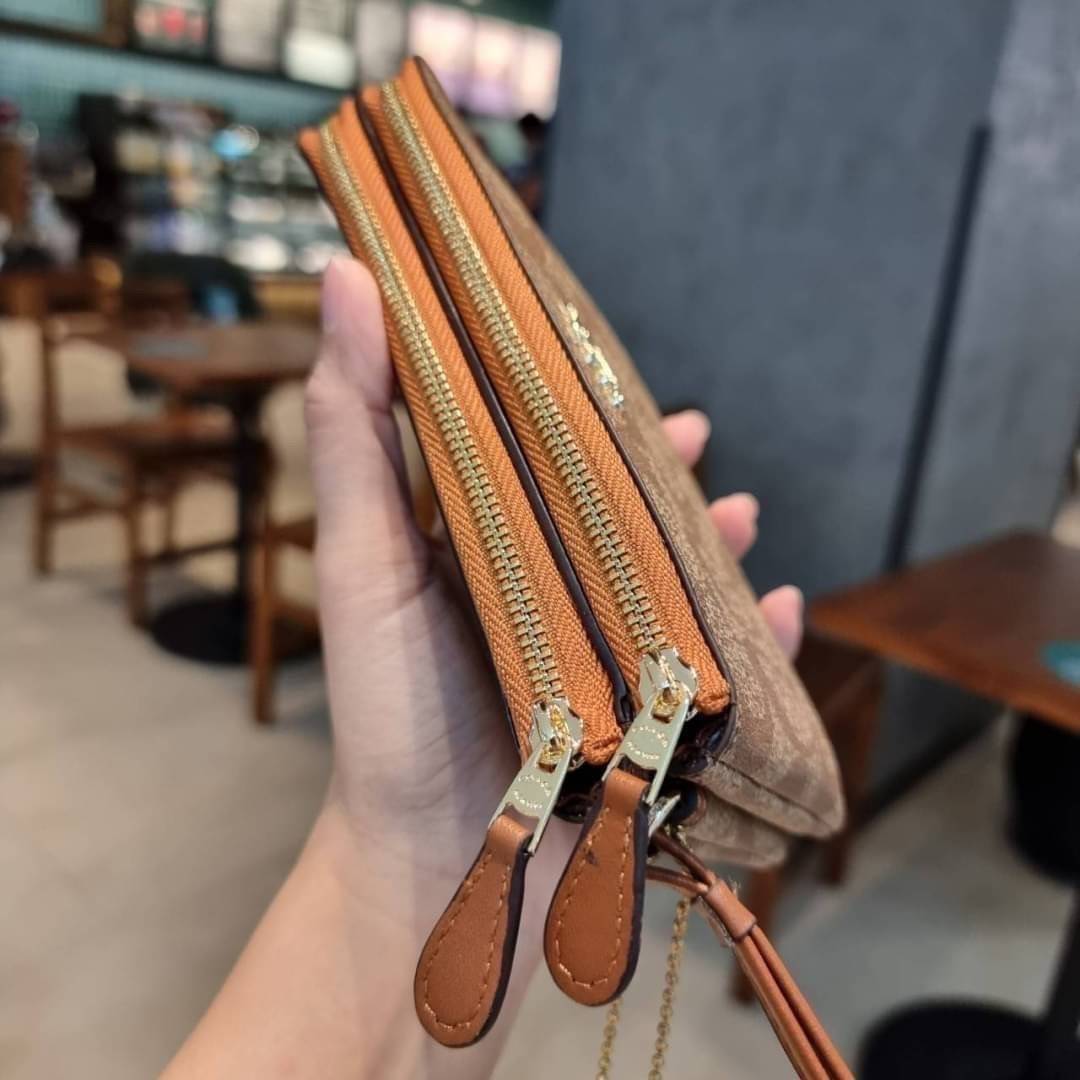 COACH F87591 DOUBLE CORNER ZIP WALLET IN SIGNATURE COATED CANVAS คล้องมือรุ่น 2 ซิป!! มาแล้วจ้า 🌟🤗 ไซส์นี้คือเหมาะมือจริงๆ พกง่ายเช่นเคย ไม่ต้องกังวลว่าจะเกะกะหรือกินพื้นที่กระเป๋าหลัก วัสดุหนังแคนวาสเคลือบลาย มีช่องหลักแยก 2 ช่อง ภายในบุผ