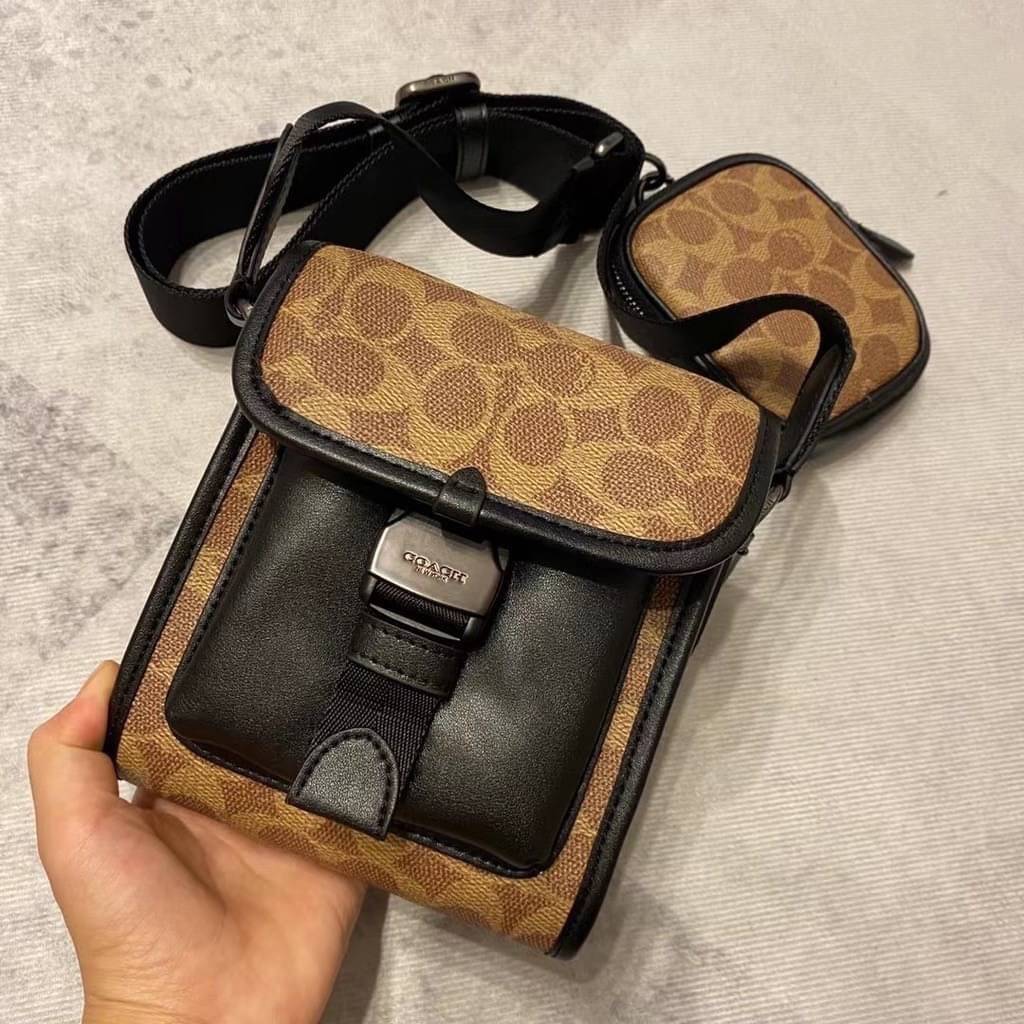 Coach C2600 Classic Logo Canvas Charter / COACH CHARTER NORTH/SOUTH CROSSBODY WITH HYBRID POUCH IN SIGNATURE CANVAS กลับมาเอาใจหนุ่มๆกันอีกครั้ง!! หล่อได้ไม่ซ้ำใคร กับไอเท็มสุดหรู กระเป๋าสะพายข้างรุ่นนี้ ดีไซน์ทรงกล่อง เรียบหรู วัสดุหนังแคนวาสสลับหนังแท้ 