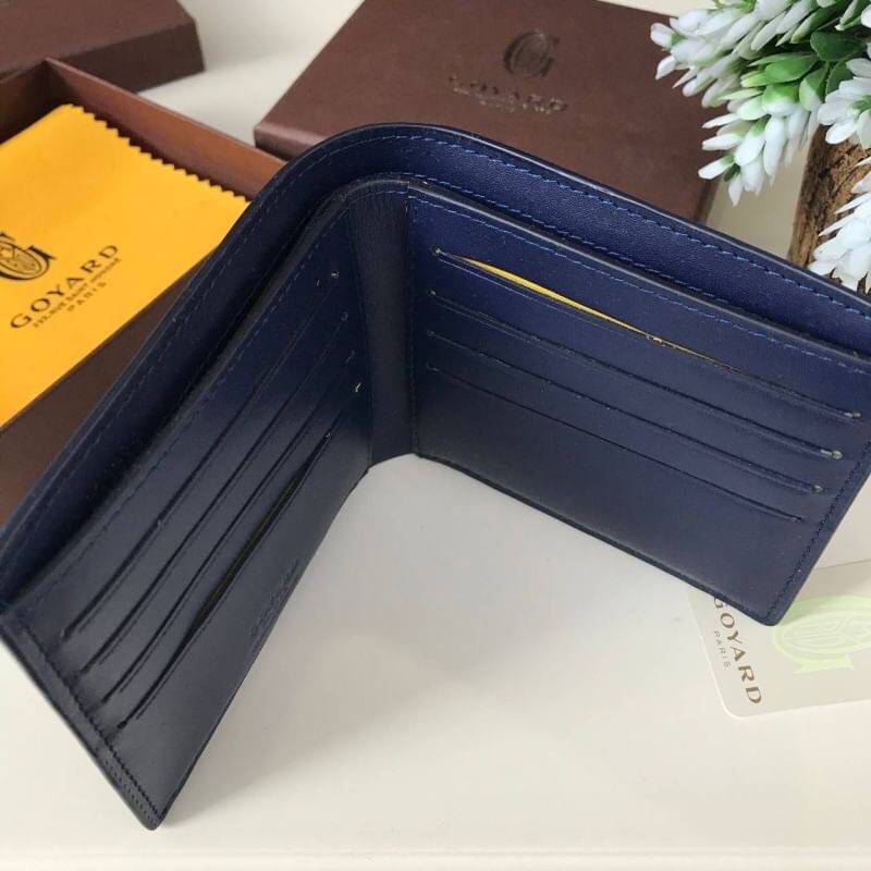 VIP GIFT 】GOYARD Victoire Bifold Wallet กระเป๋าสตางค์ผู้ชายใบสั้น พร้อมส่ง 6 สี พร้อมกล่องสวยหรูน่าใช้มากค่ะ อีกรุ่นที่ยอดขายไม่เคยตก 🤑🤑 ใบจริงดูผู้ดี ดูแพง!! ภายในมีช่องใส่บัตรได้เยอะ ใส่ธนบัตรได้ทุกใบ ห้ามพลาดจร้าา!! ((รุ่นเดินด้ายโทนสีเ