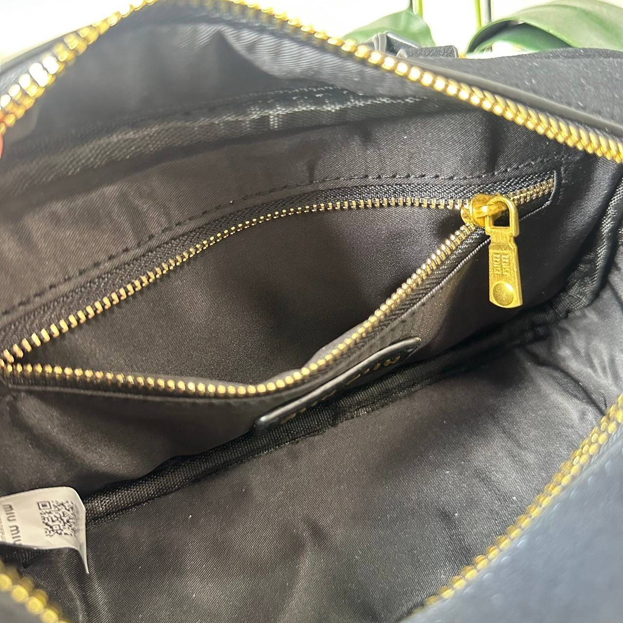 MIU MIU Arcadie padded suede top-handle bag กระเป๋าถือ/สะพาย คอลใหม่ล่าสุด รุ่นฮอทดีไซน์เหลี่ยม งานกำมะหยี่หนังกลับสวยละมุน น่ารักน่าใช้มากค่ะ