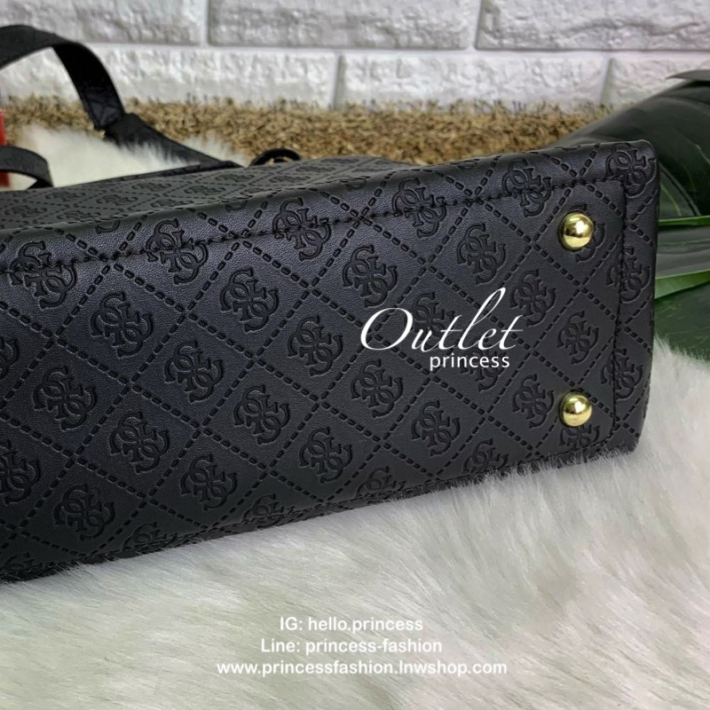GUESS WOMENS LADIES COAST TO COAST BAG กระเป๋าถือ//สะพายข้าง ทรงสวย หรู วัสดุหนังปั้มลายแบรนด์ทั้งใบ หนังนิ่ม น้ำหนักเบาค่ะ ด้านหน้าห้อยพวงอะไหล่แบรนด์เพิ่มมาให้ เปิดปิดกระเป๋าแบบกระดุมแม่เหล็ก ภายในกว้างมากทีเดียว ใส่กระเป๋าสตางค์ใบยาว; ipad mini ได้ ของ