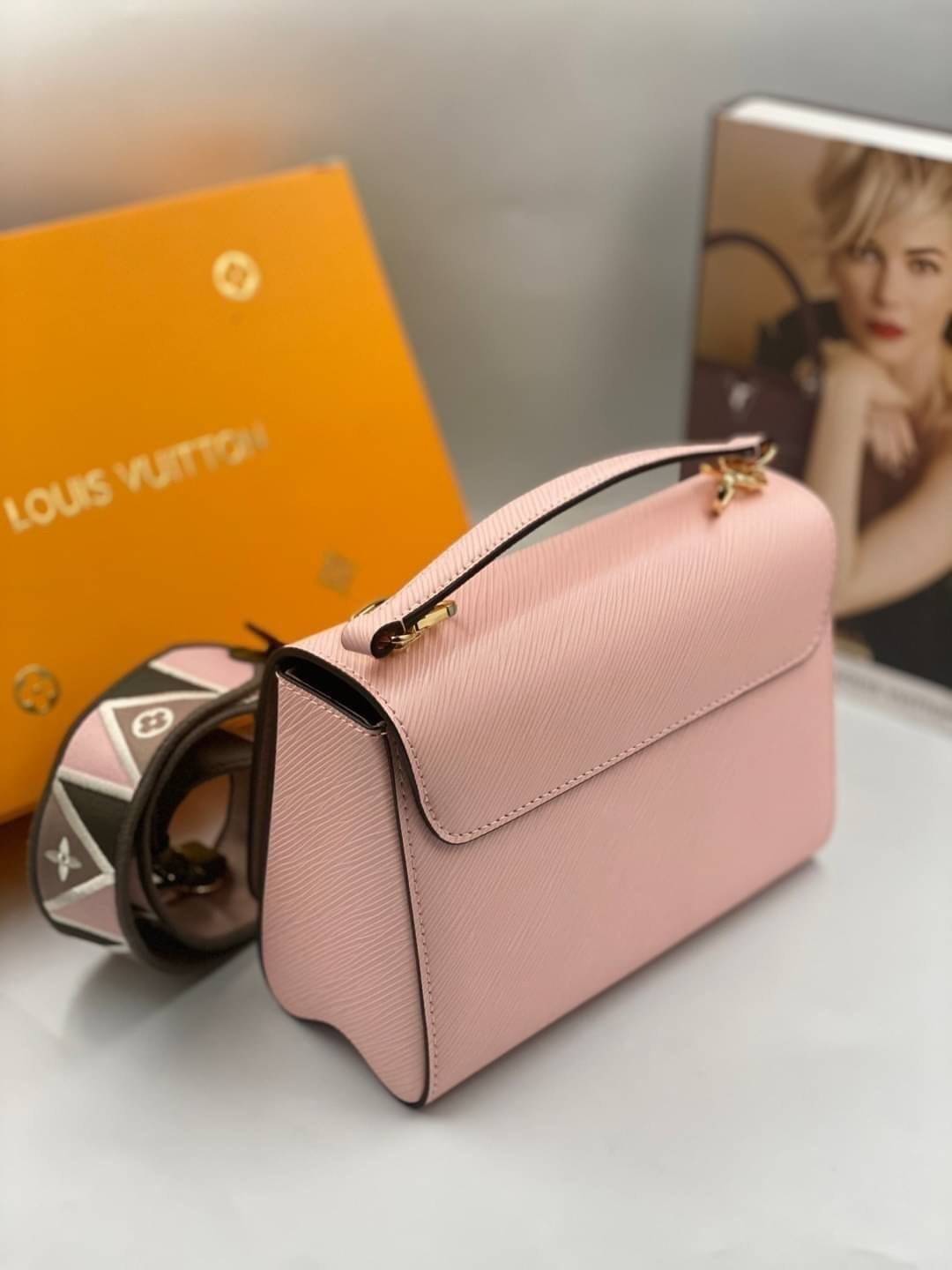 หนังแท้ LOUIS VUITTON Epi Twist Shoulder Bag MM พร้อมส่งที่ไทย เกรดออรินอลงานหนังแท้ทั้งใบ ภาพสินค้าถ่ายจากงานขายจริง ใช้งานต่างประเทศได้