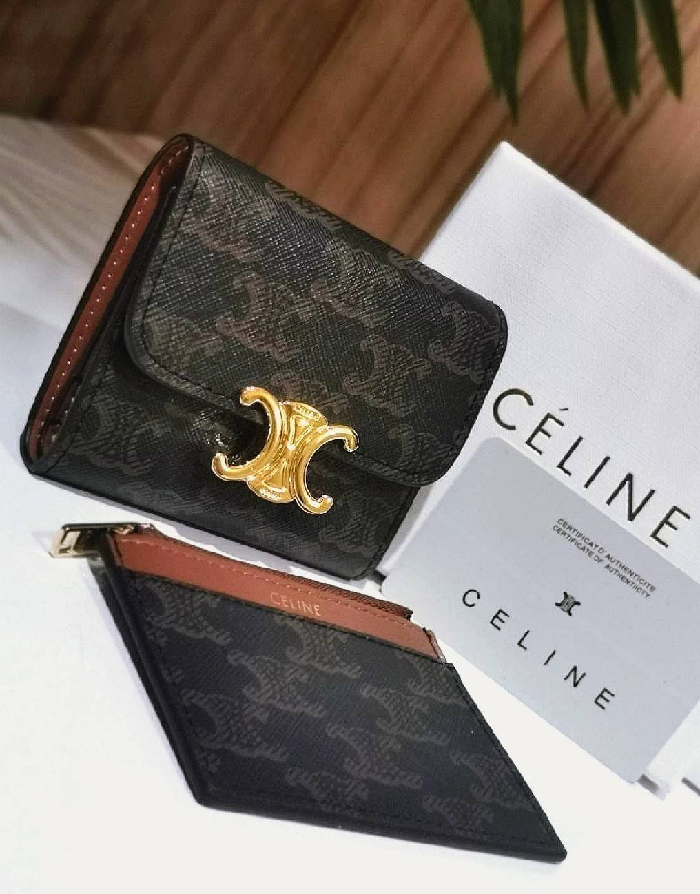 VIP 】CELINE SHORT WALLET VIP GIFT WITH PURCHASE GWP พรีเมี่ยมกิ๊ฟ Limited จาก CELINE HAUTE PARFUME DUTYFREE COUNTER วัสดุ Triomphe Canvas รุ่นใหม่เปิดปิดฝาพับกระดุม ภายในมีช่องแบ่งหลายช่อง ช่องใส่บัตรหลายช่อง ช่องใส่ธนบัตรใส่แบงก์พันได้เหมือนกระเป๋าสตางค์